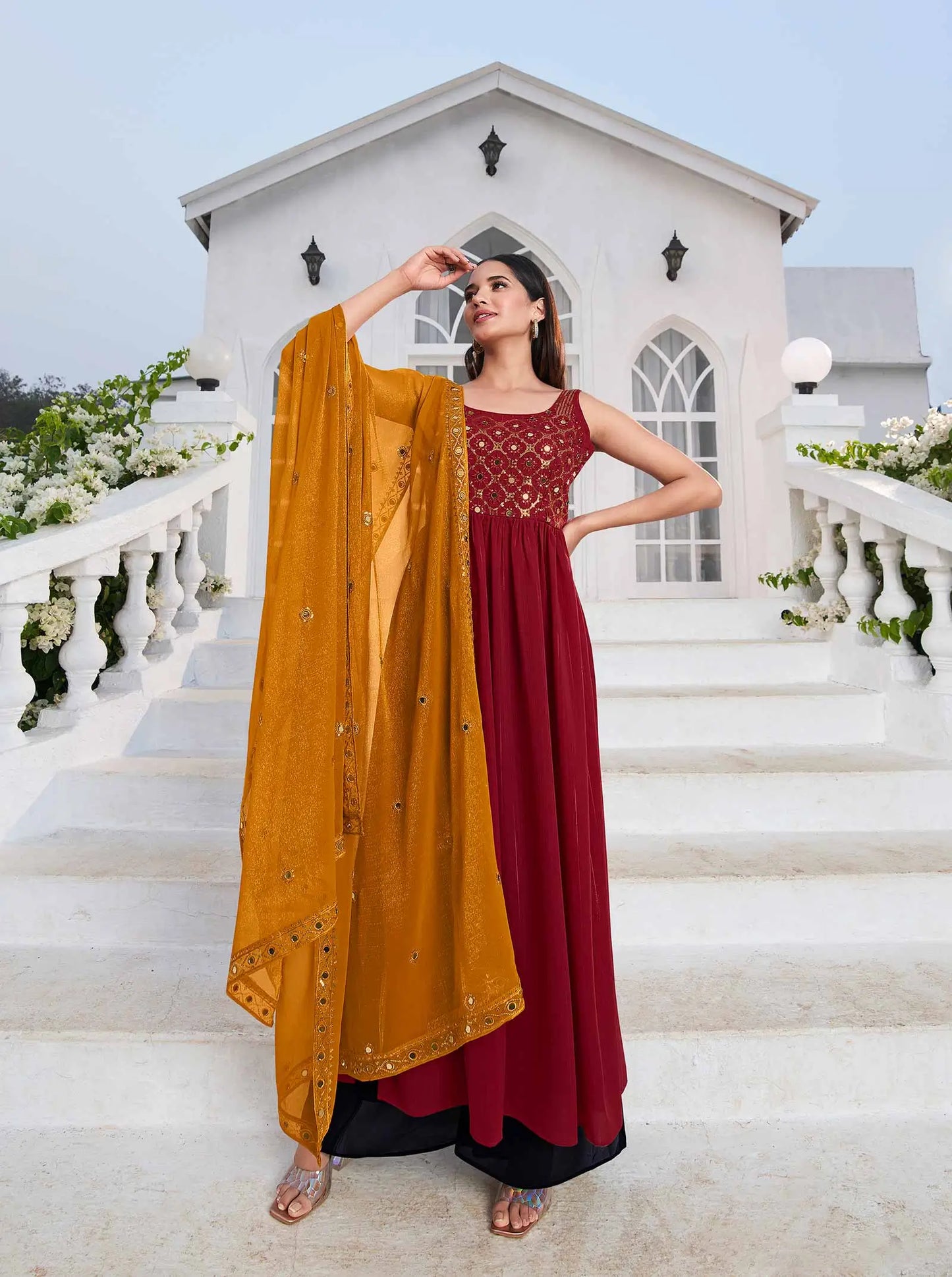 Salwar Suit en Georgette Rouge avec Broderie au Fil et Sequins, accompagné d'un Palazzo
