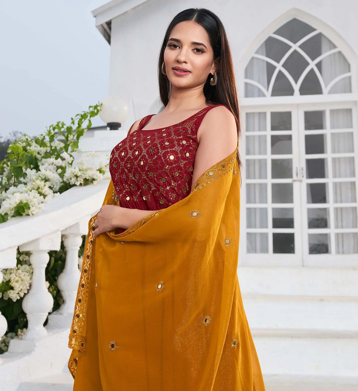 Salwar Suit en Georgette Rouge avec Broderie au Fil et Sequins, accompagné d'un Palazzo