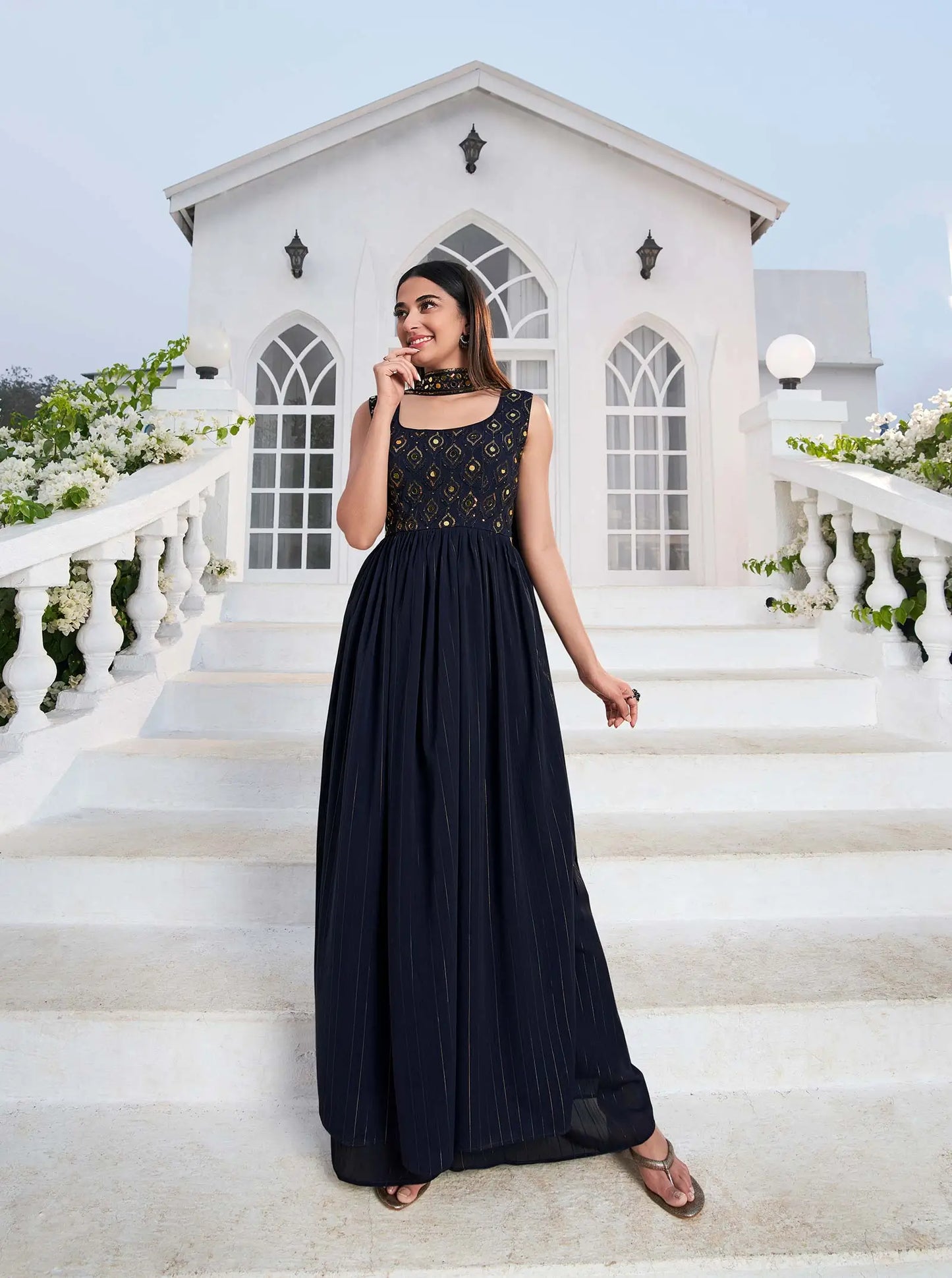 Salwar Suit en Georgette Bleu avec Broderie au Fil et Sequins, accompagné d'un Palazzo
