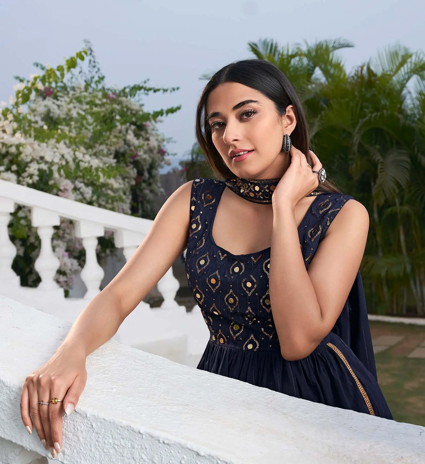 Salwar Suit en Georgette Bleu avec Broderie au Fil et Sequins, accompagné d'un Palazzo