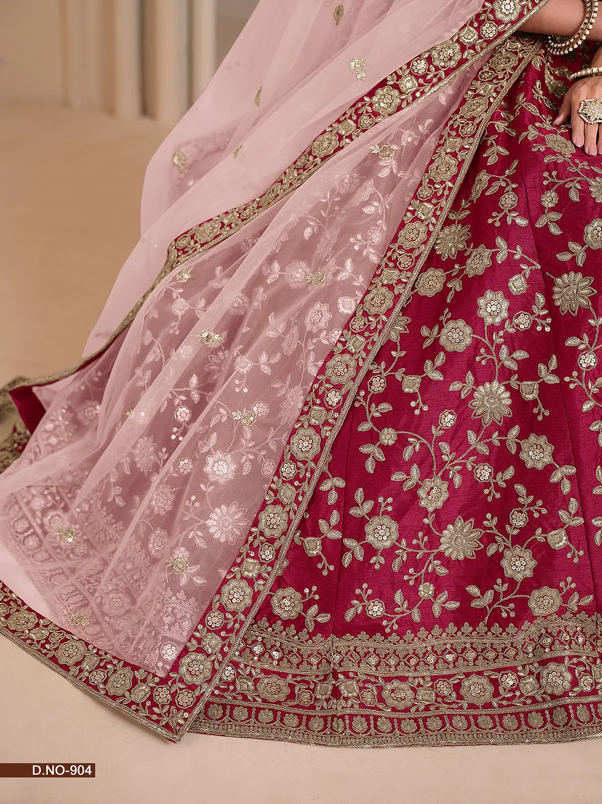 Designer Lehenga Choli aus roter Kunstseide mit Fadenstickerei und Pailletten