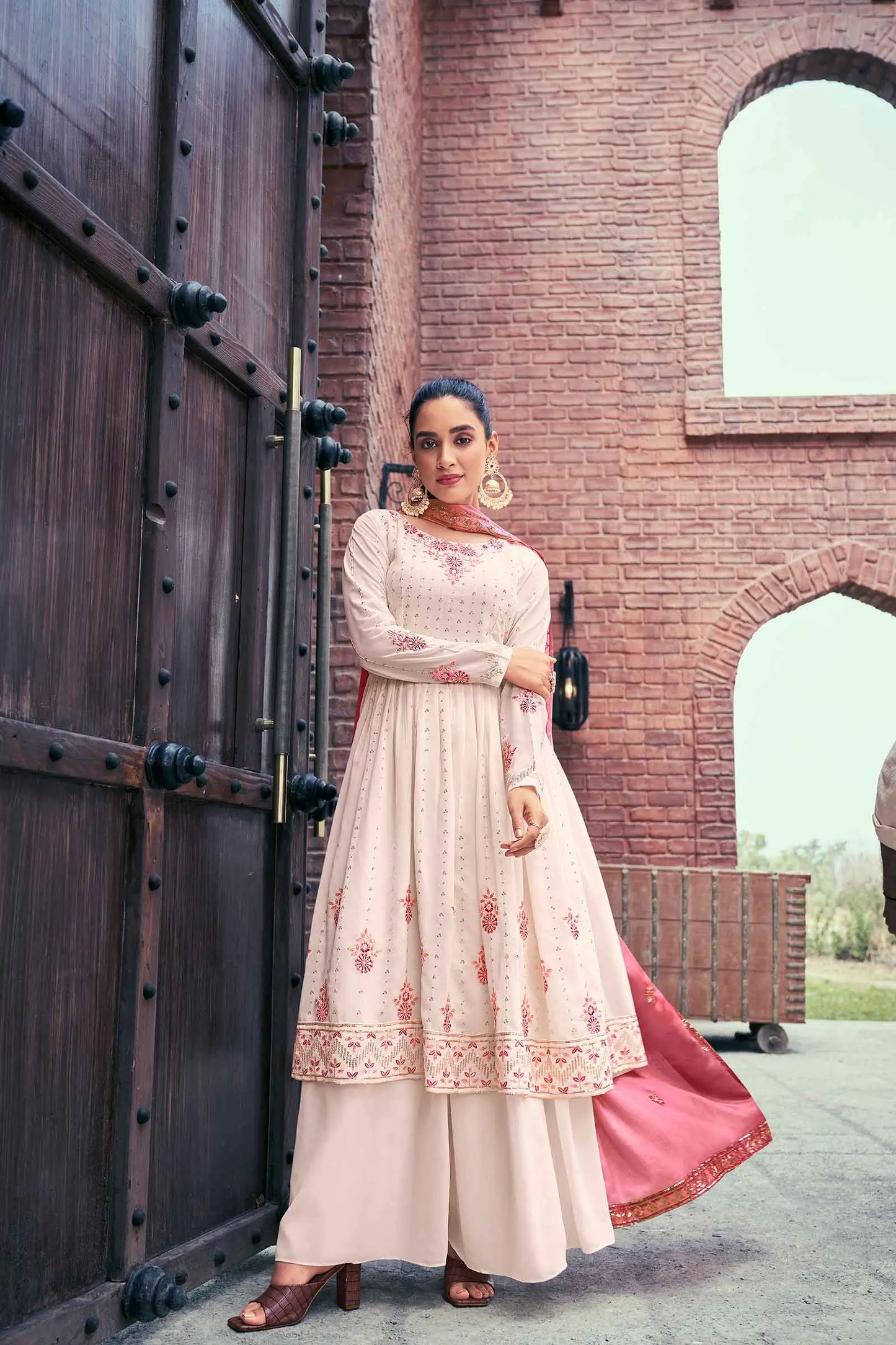 Ensemble Salwar Palazzo en Georgette Rose Doux avec Broderie en Fil et Sequins