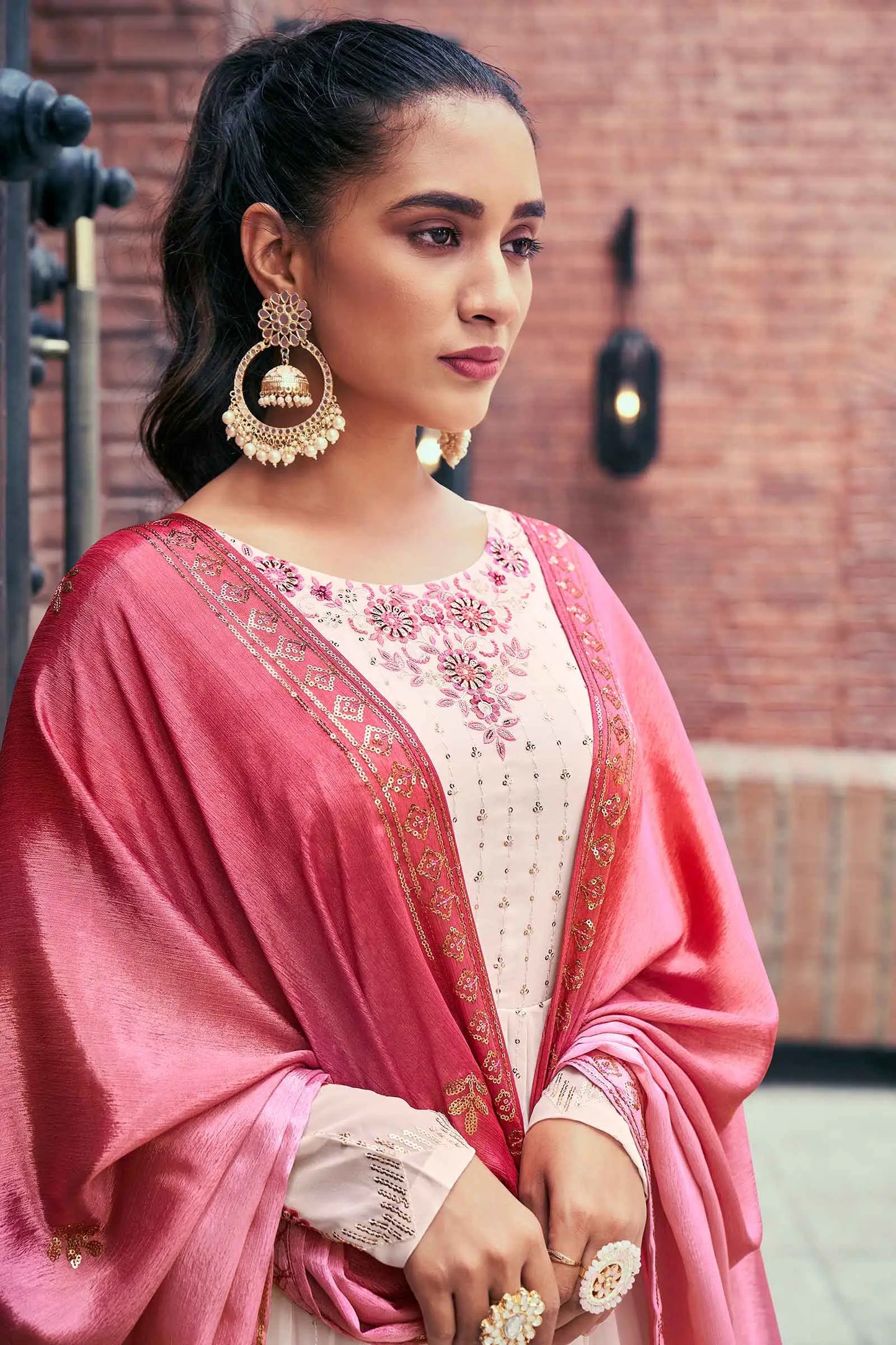 Ensemble Salwar Palazzo en Georgette Rose Doux avec Broderie en Fil et Sequins