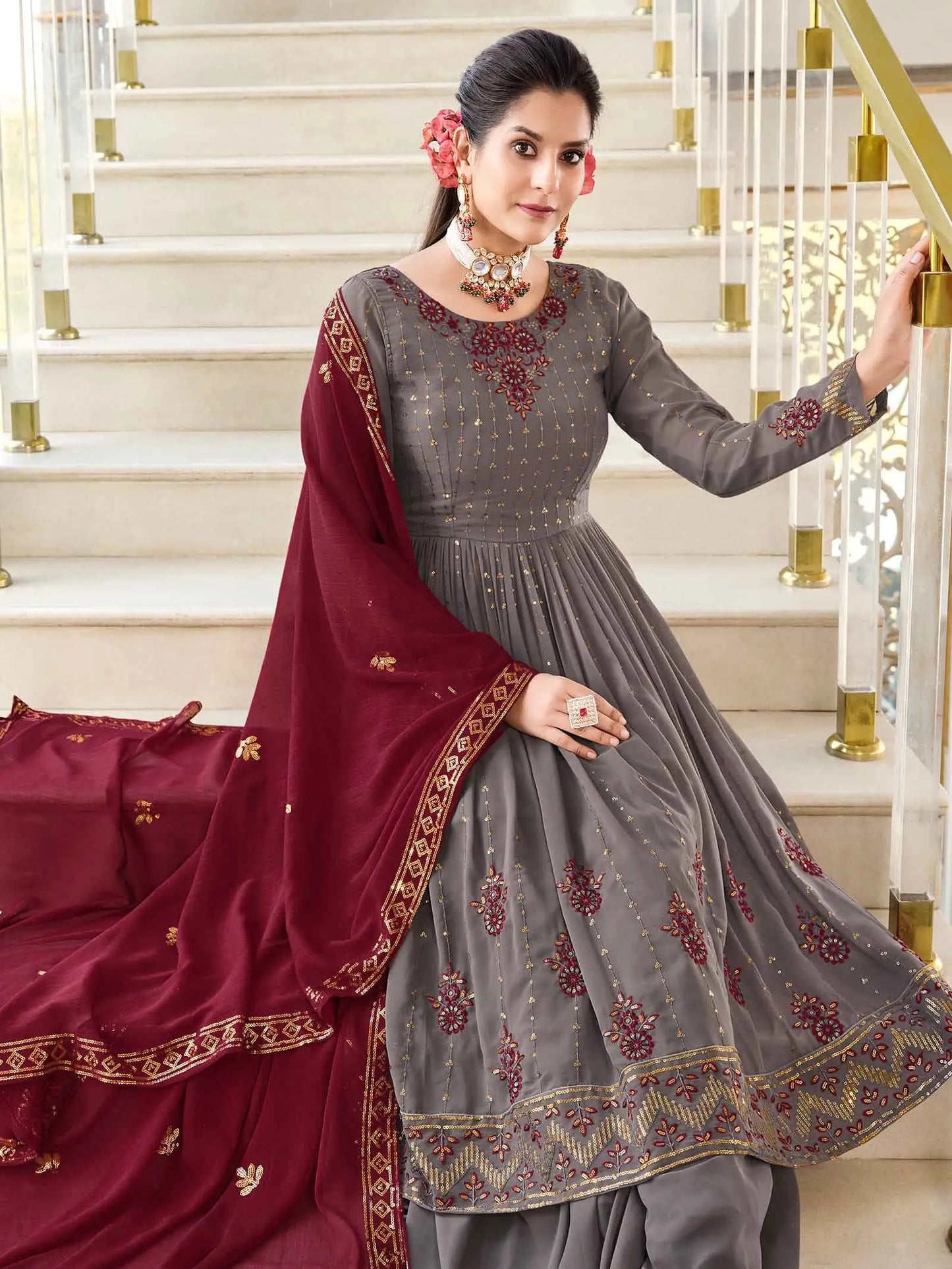 Ensemble Salwar Palazzo en Georgette Gris avec Broderie en Fil et Sequins