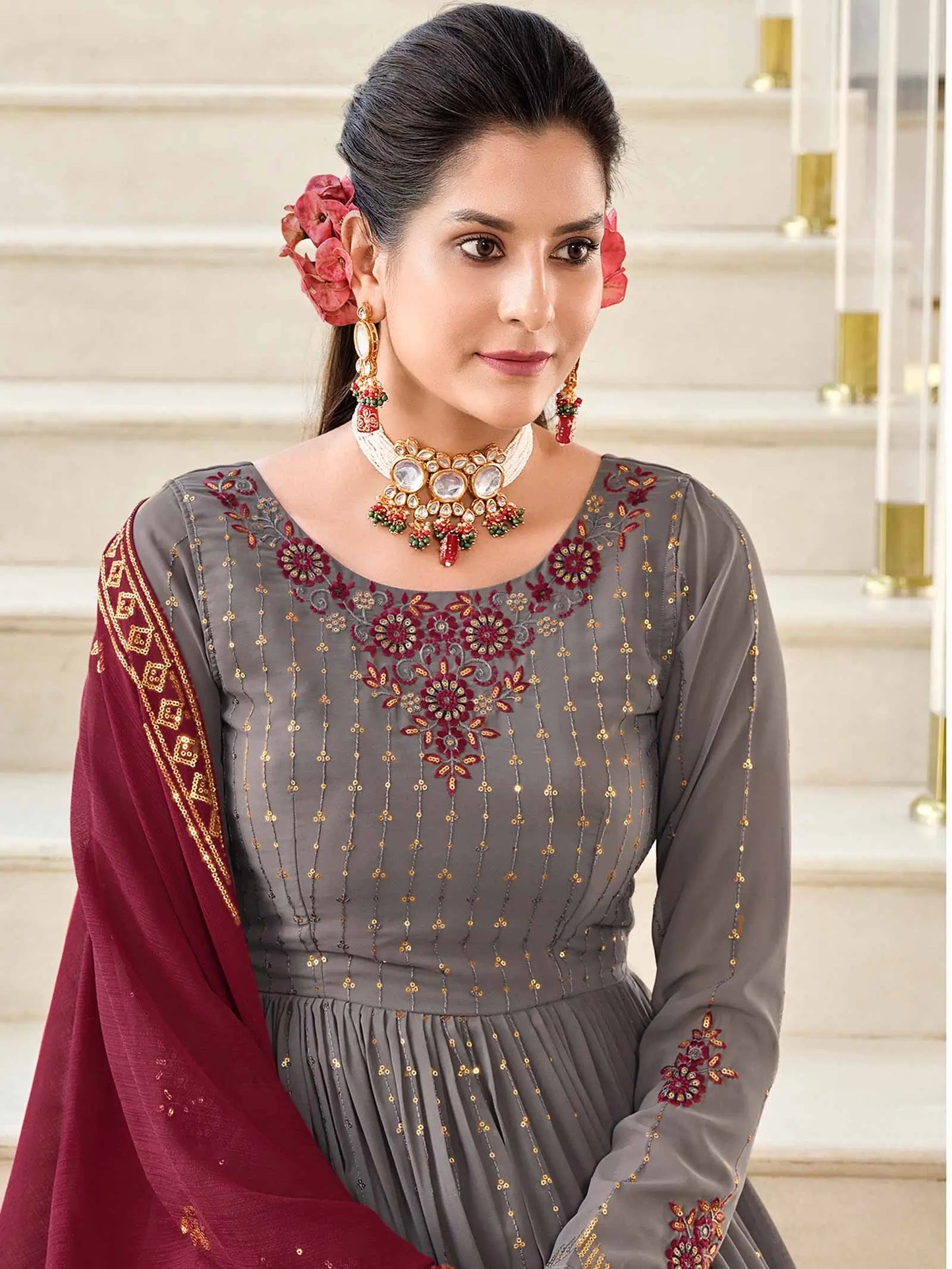 Ensemble Salwar Palazzo en Georgette Gris avec Broderie en Fil et Sequins