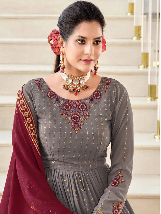 Ensemble Salwar Palazzo en Georgette Gris avec Broderie en Fil et Sequins