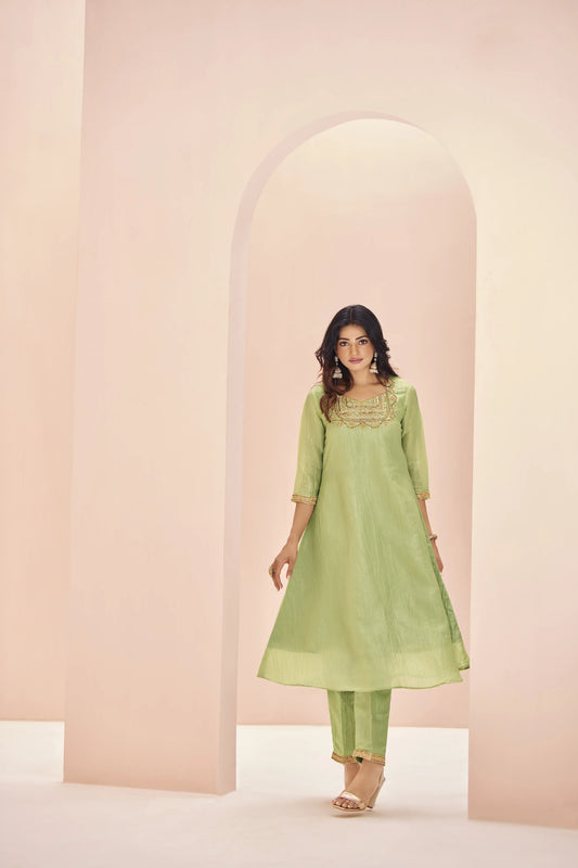 Salwar Suit en Organza Vert Clair avec Broderie à la Main