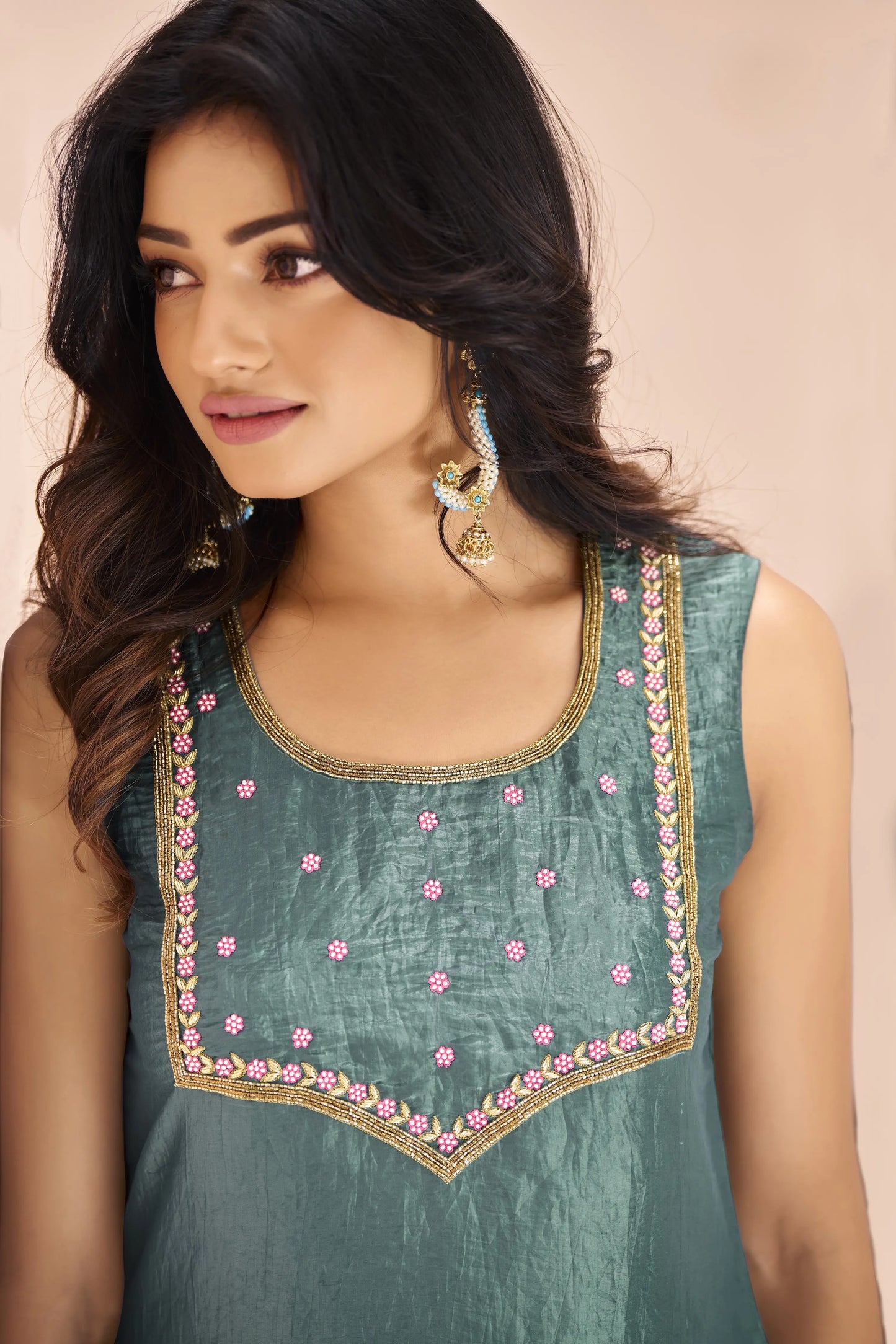 Salwar Suit en Organza Vert d'eau avec Broderie à la Main
