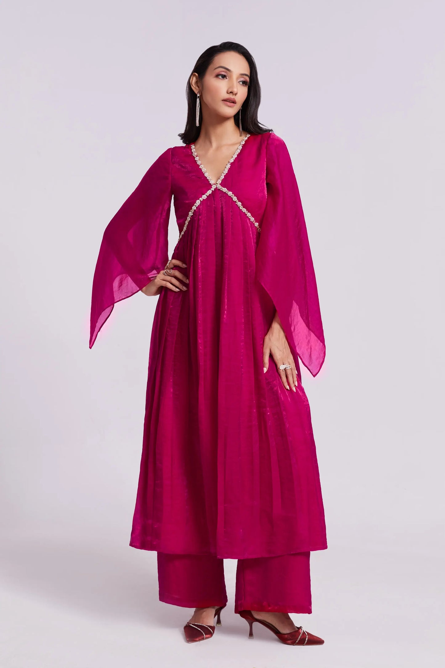 Rosa Salwar-Anzug aus reinem Organza mit Handarbeit