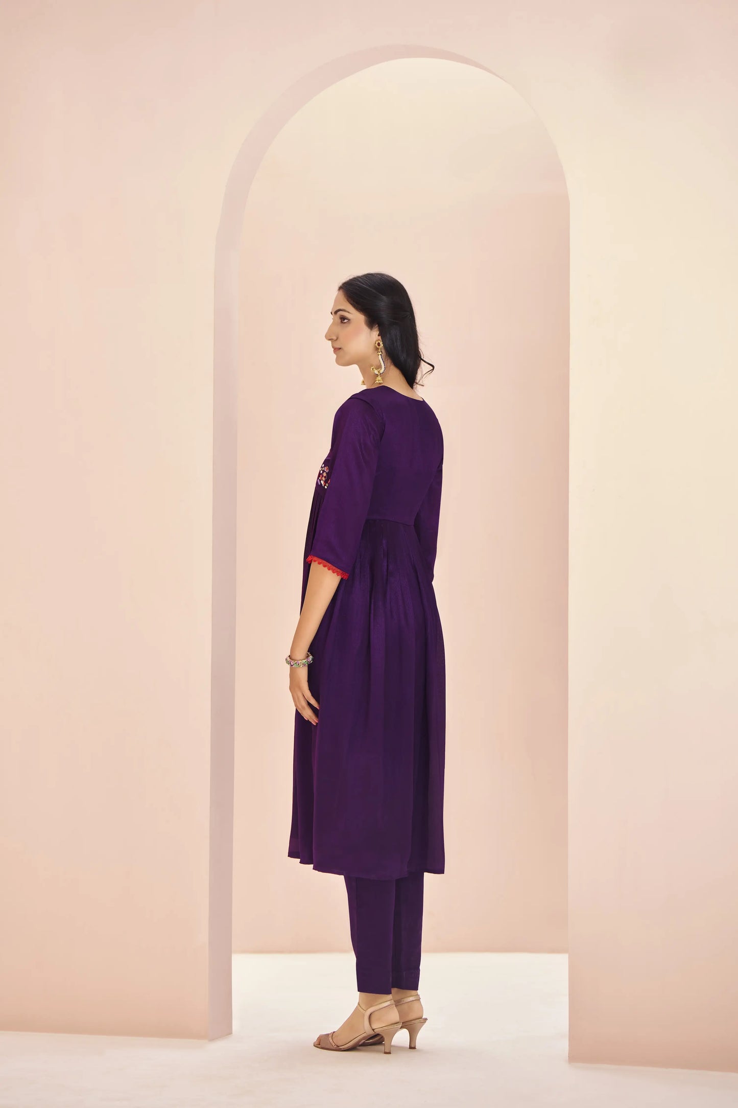 Salwar Suit en Organza Bordeaux avec Broderie à la Main