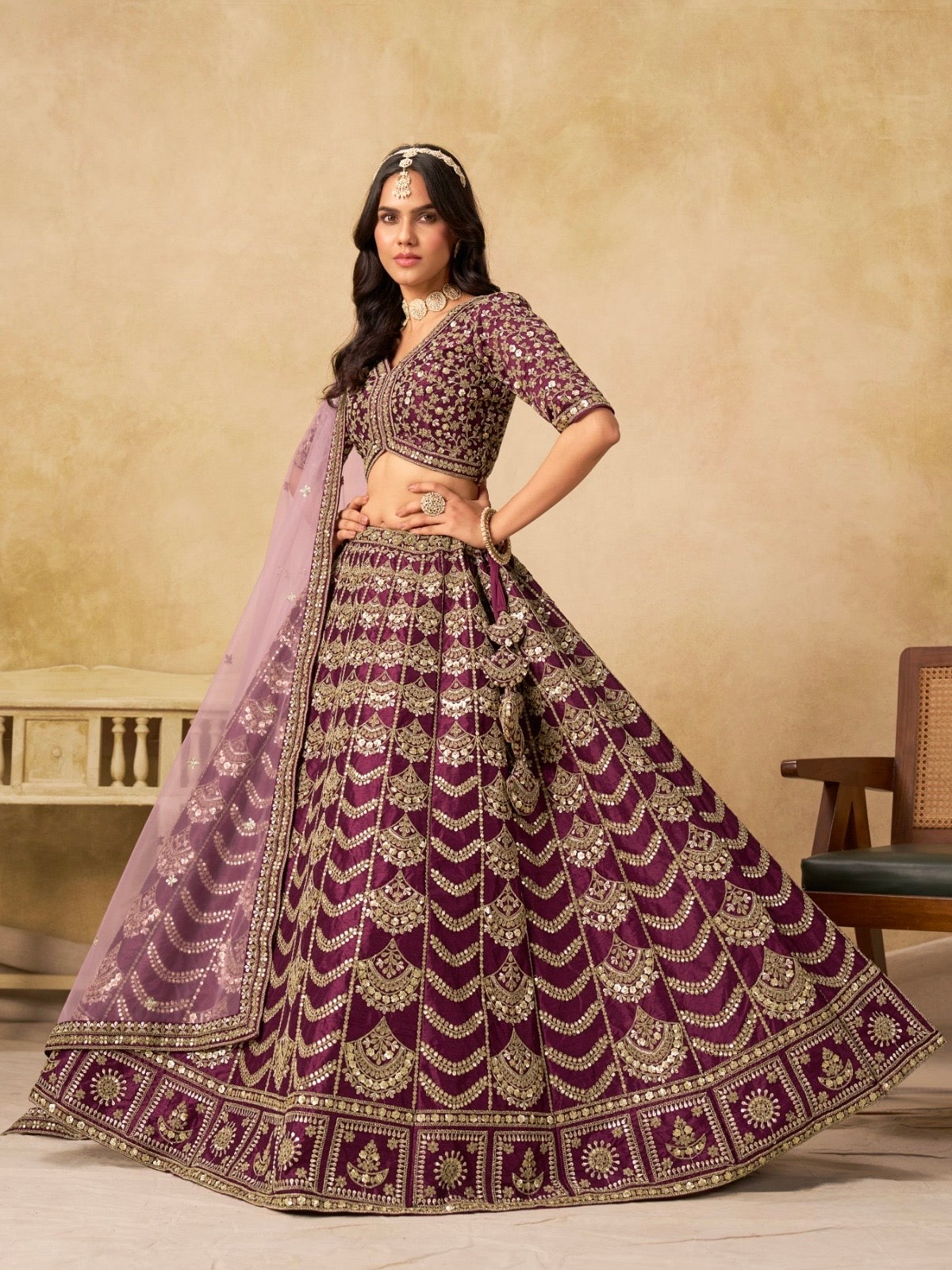 Lehenga violet foncé brillant de fête en soie artificielle travaillé COLLECTION AMALYA