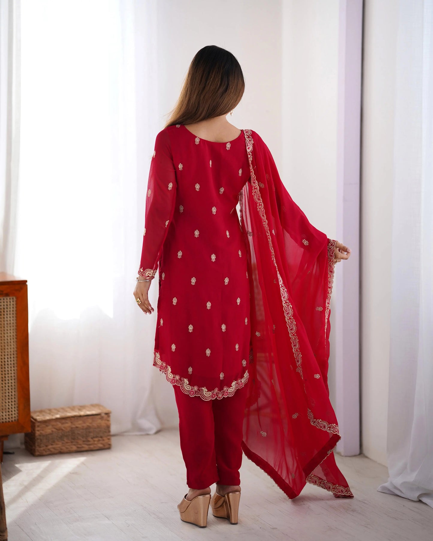Beeren-lila-rotes Sharara-Set mit Kordelstickerei, Pailletten und Nietenperlen