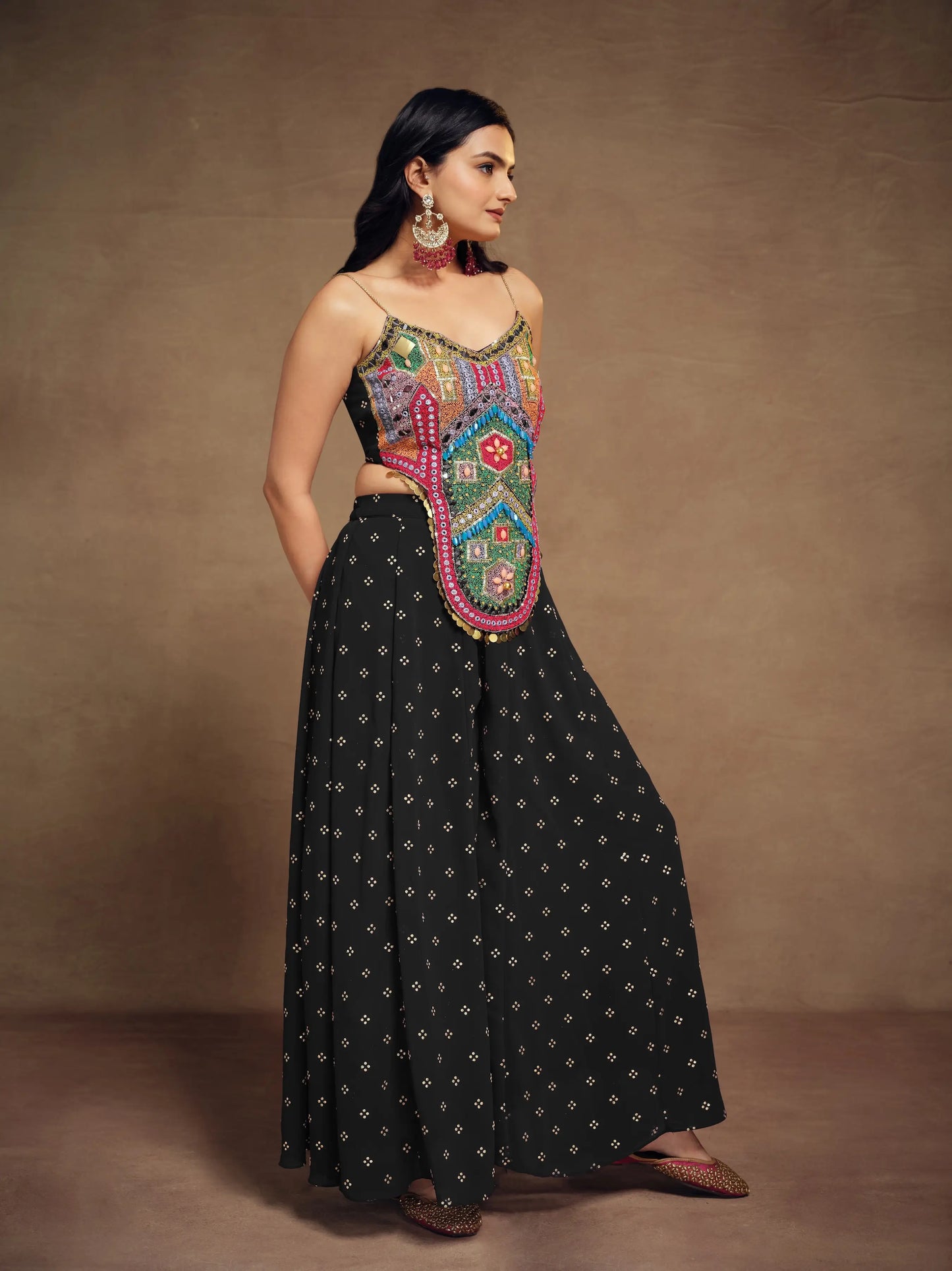 Ensemble coordonné en soie noire avec broderie artisanale indo-occidental