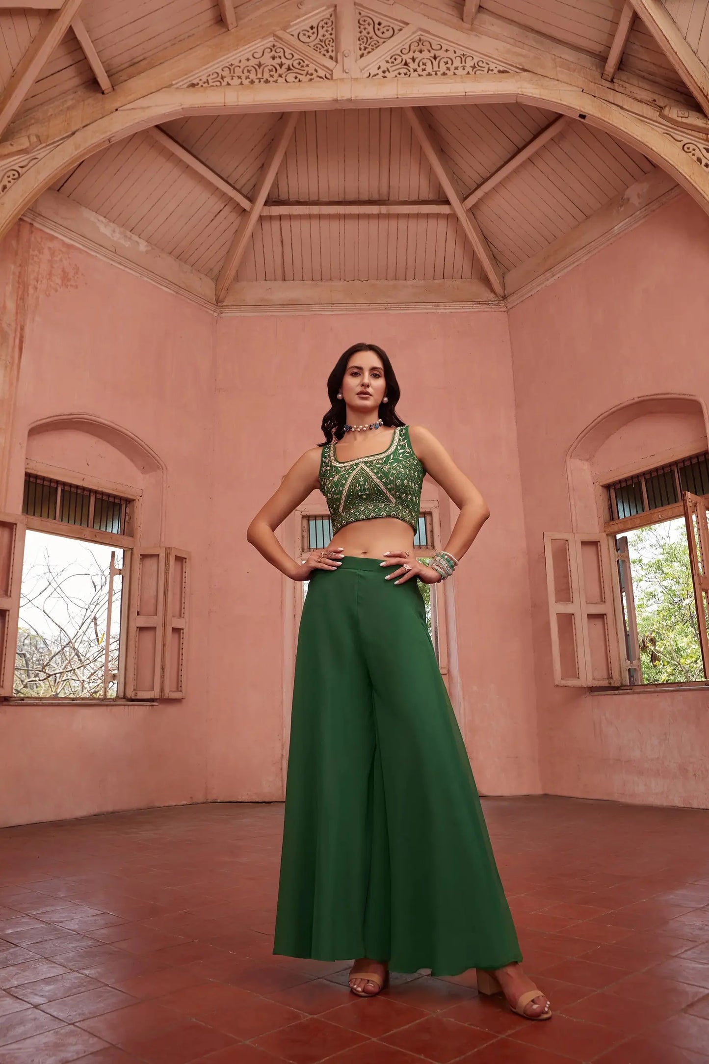 Trendiges grünes Henna-Set im Indo-Western-Stil mit handgefertigter Stickerei und langem Bolero ANAYA COLLECTION
