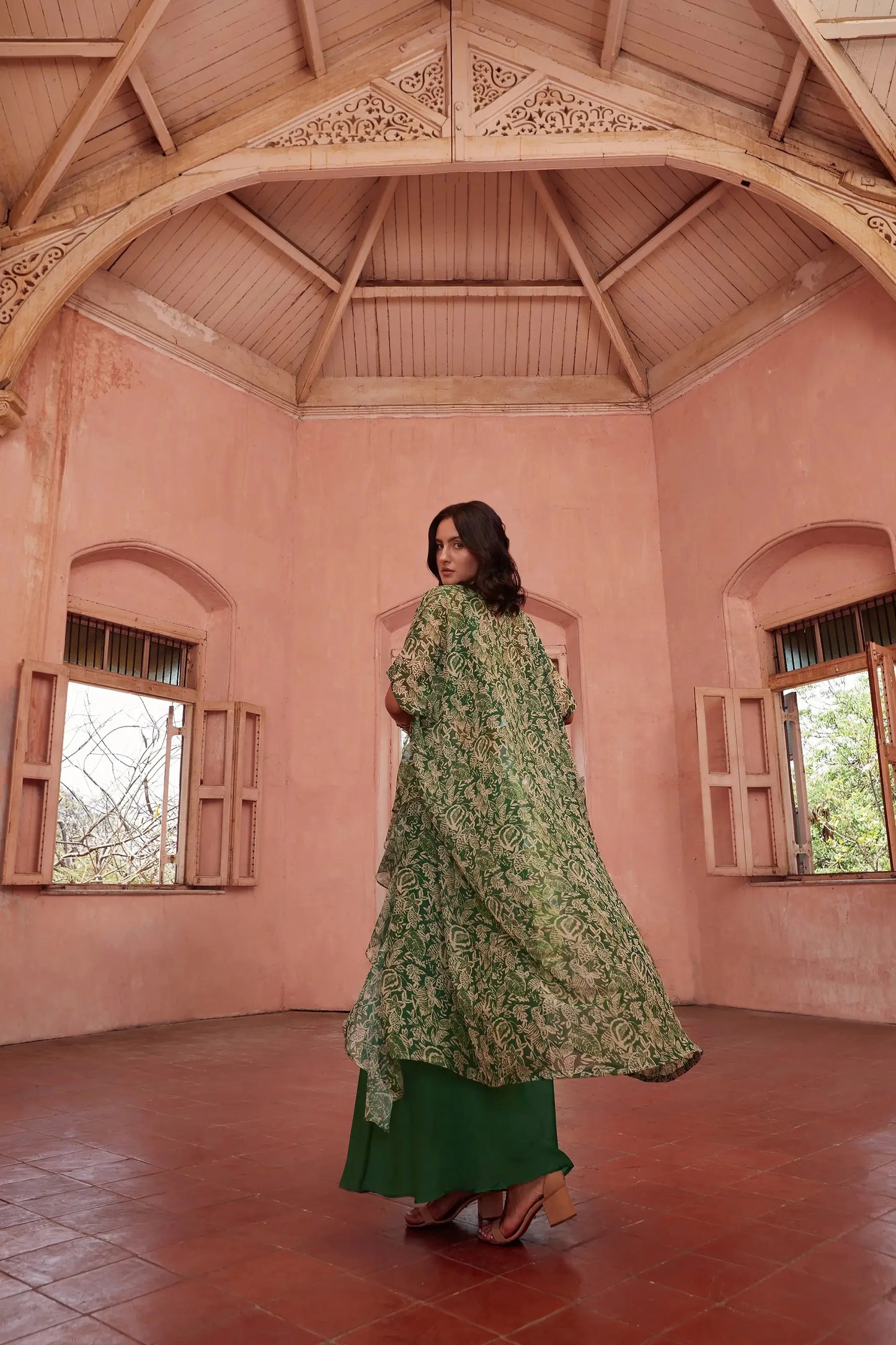 Trendiges grünes Henna-Set im Indo-Western-Stil mit handgefertigter Stickerei und langem Bolero ANAYA COLLECTION