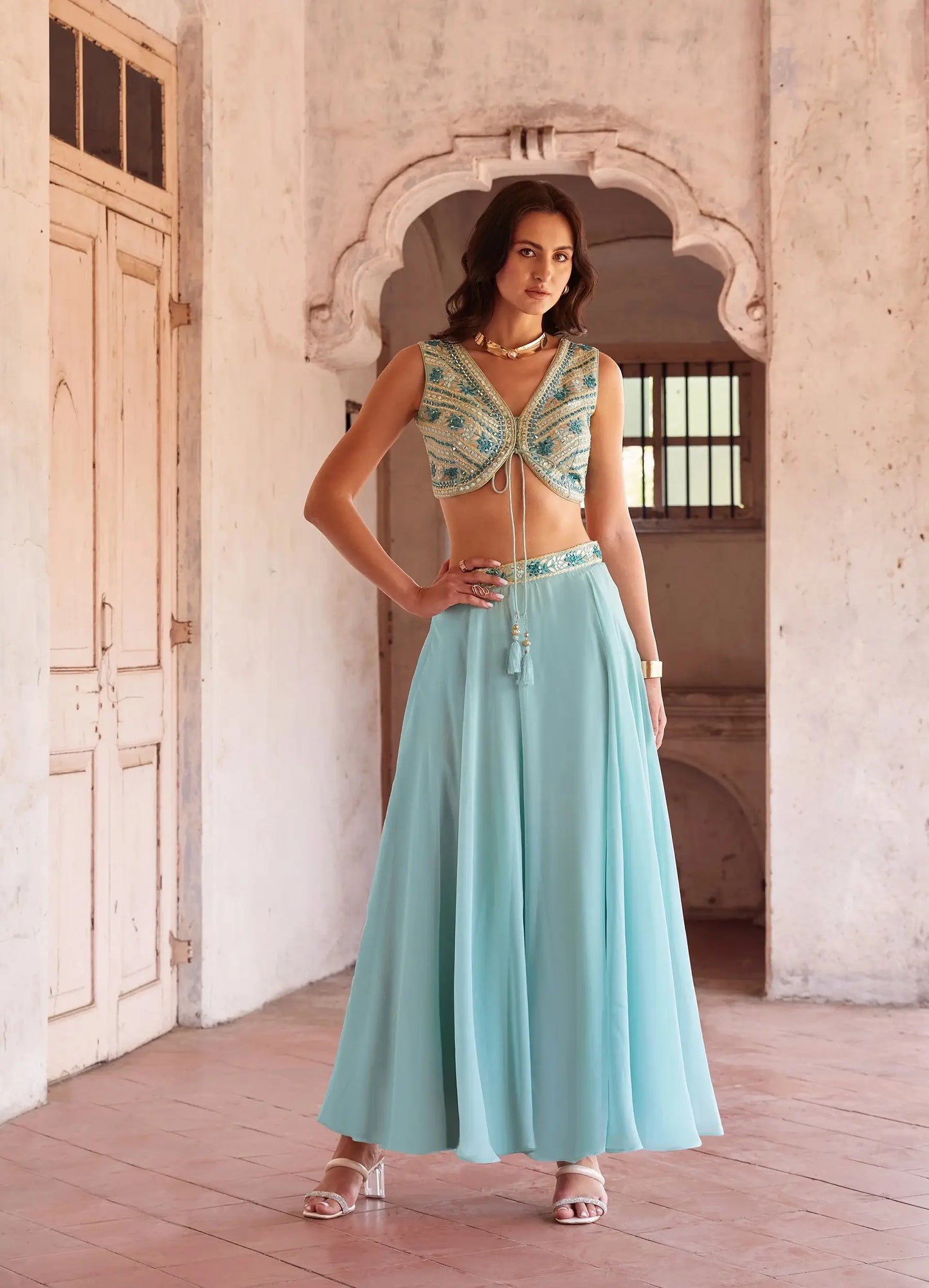 Elegantes himmelblaues indo-westliches Set mit Spiegelstickerei ANAYA COLLECTION