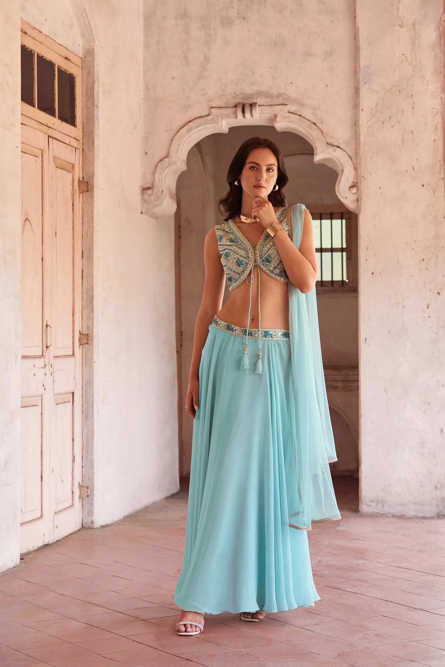 Elegantes himmelblaues indo-westliches Set mit Spiegelstickerei ANAYA COLLECTION