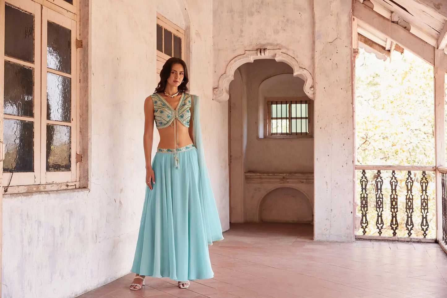 Elegantes himmelblaues indo-westliches Set mit Spiegelstickerei ANAYA COLLECTION
