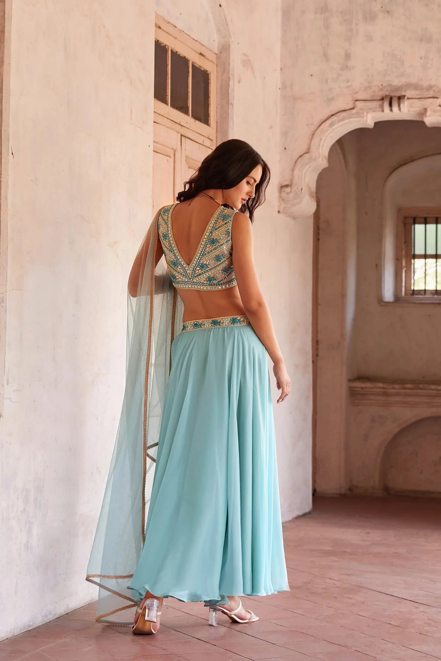 Elegantes himmelblaues indo-westliches Set mit Spiegelstickerei ANAYA COLLECTION