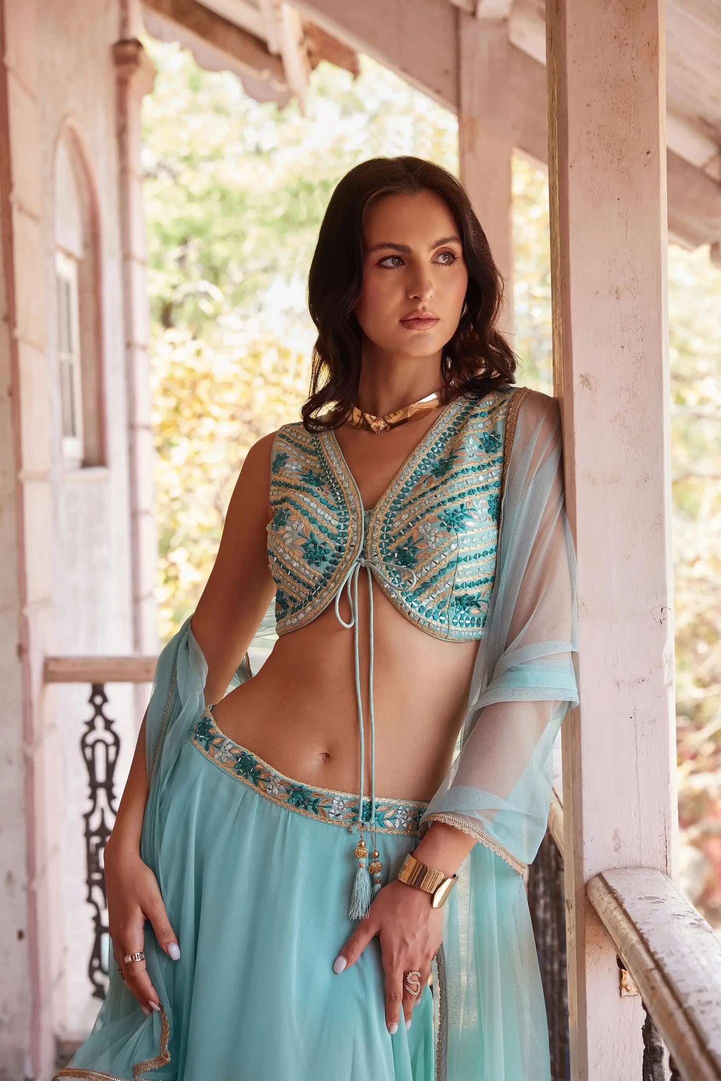 Elegantes himmelblaues indo-westliches Set mit Spiegelstickerei ANAYA COLLECTION