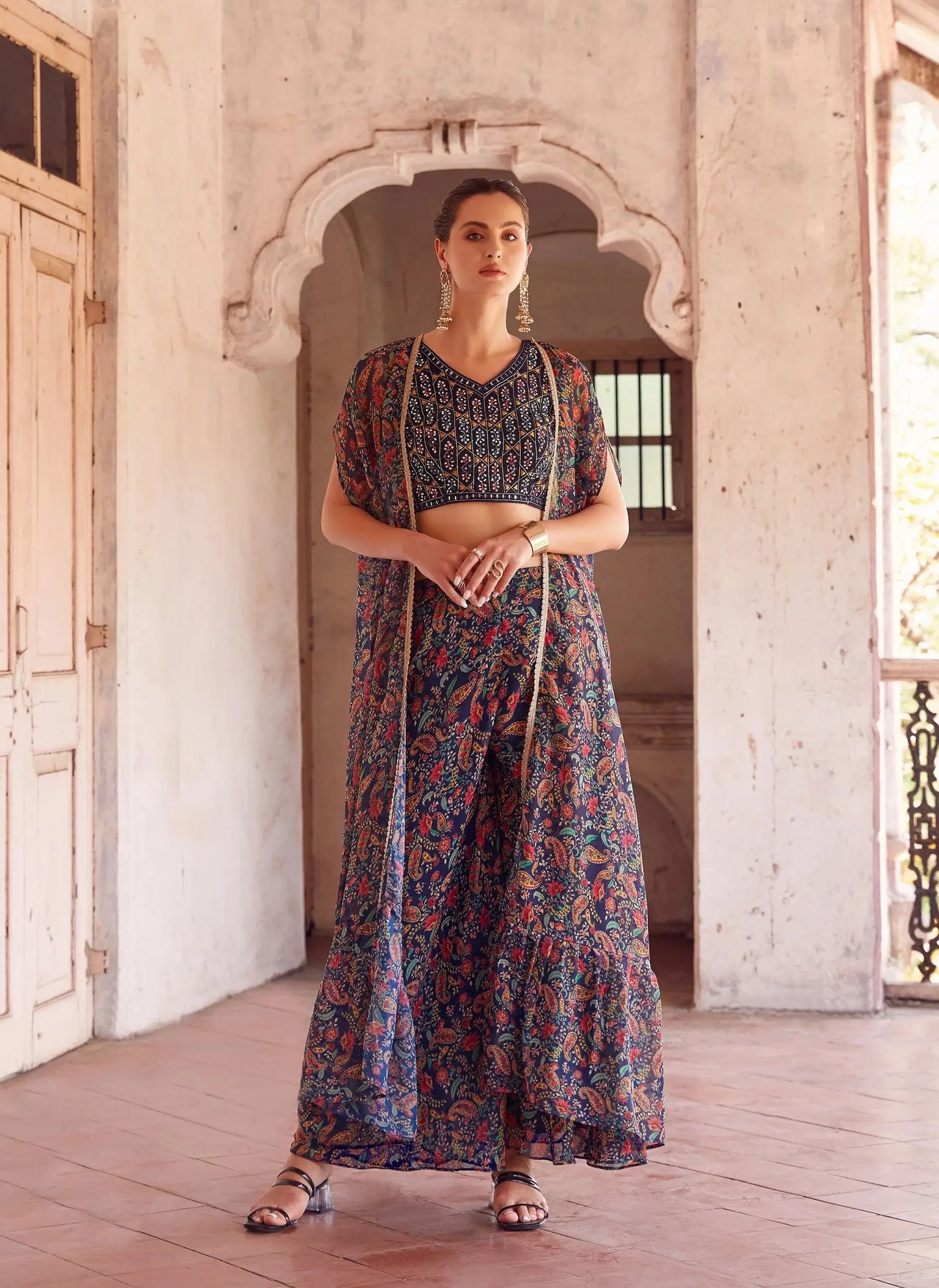 Elegantes indo-westliches Sharara-Set aus marineblauem Georgette mit Handstickerei, bestehend aus einer Sharara und einem Cape ANAYA COLLECTION