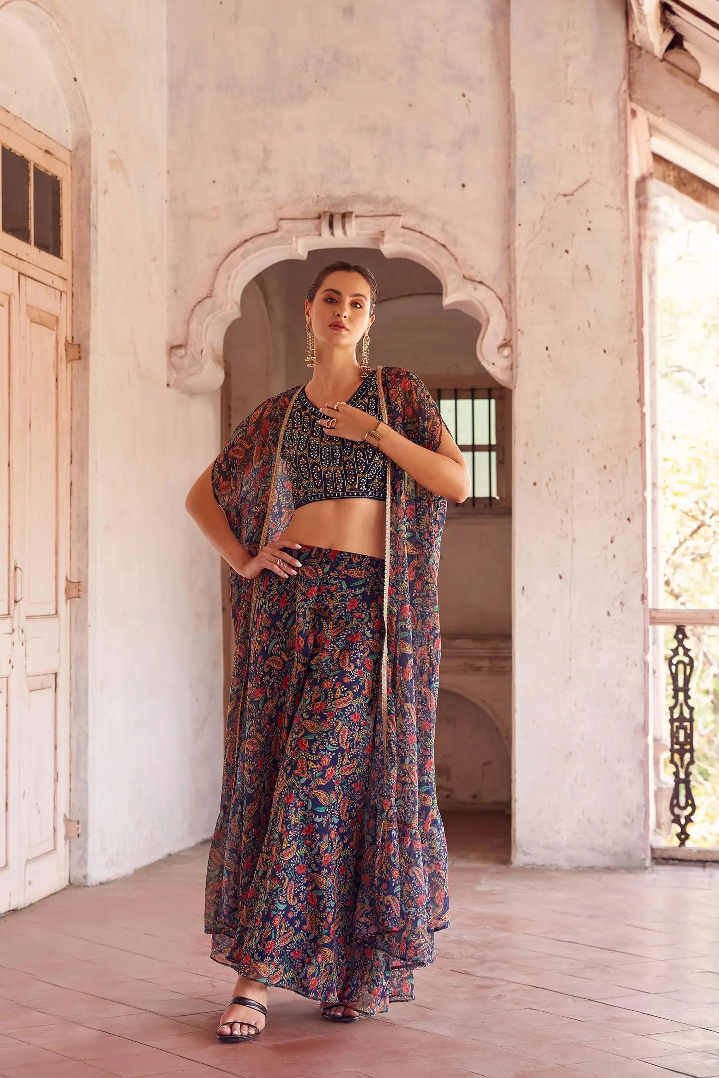 Elegantes indo-westliches Sharara-Set aus marineblauem Georgette mit Handstickerei, bestehend aus einer Sharara und einem Cape ANAYA COLLECTION