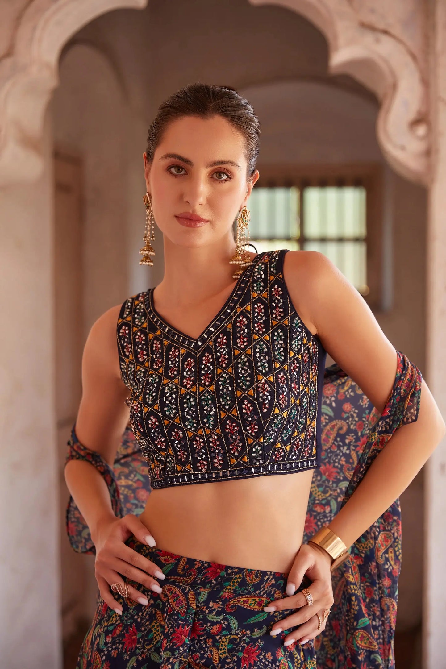 Elegantes indo-westliches Sharara-Set aus marineblauem Georgette mit Handstickerei, bestehend aus einer Sharara und einem Cape ANAYA COLLECTION