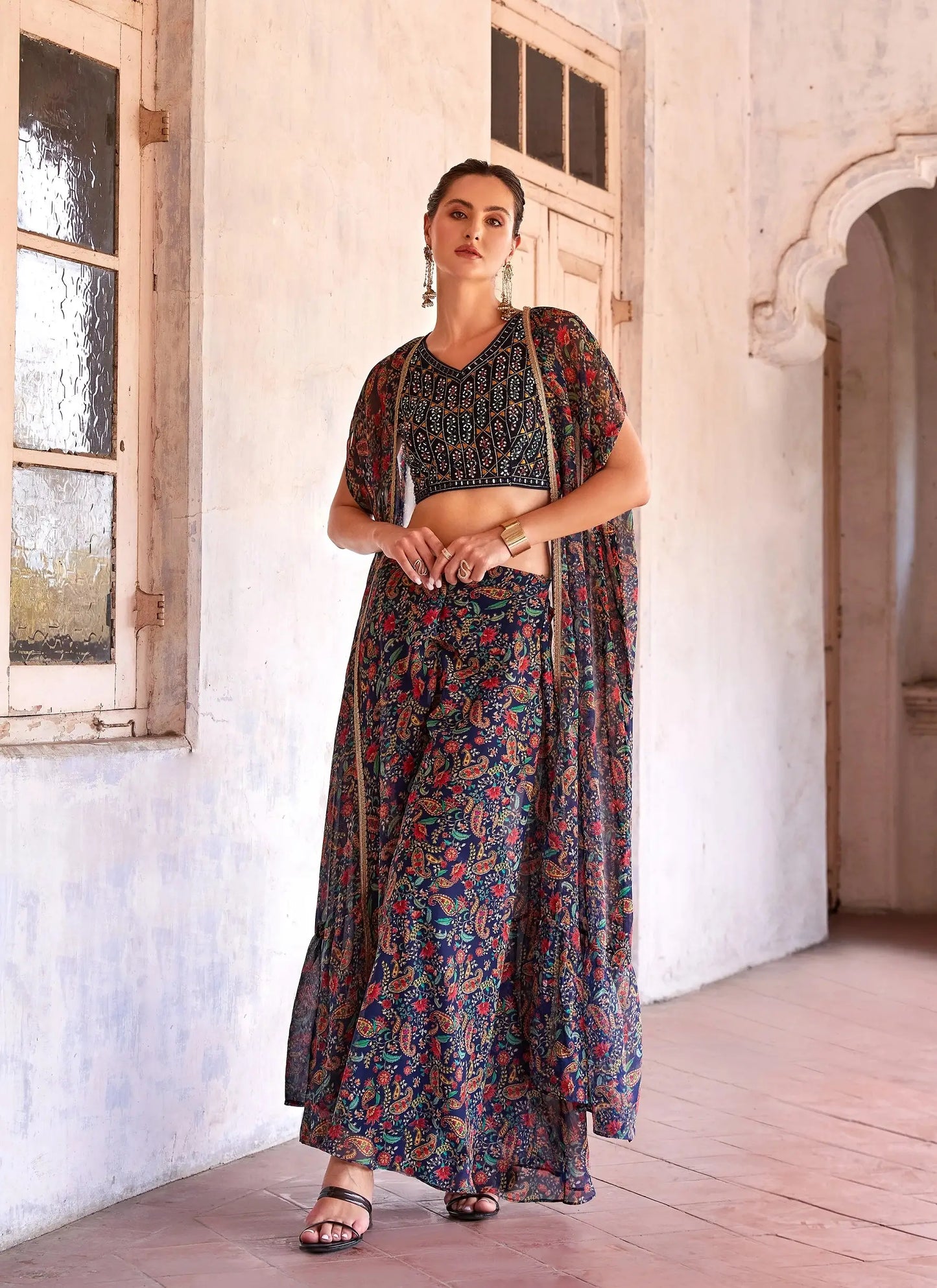 Elegantes indo-westliches Sharara-Set aus marineblauem Georgette mit Handstickerei, bestehend aus einer Sharara und einem Cape ANAYA COLLECTION