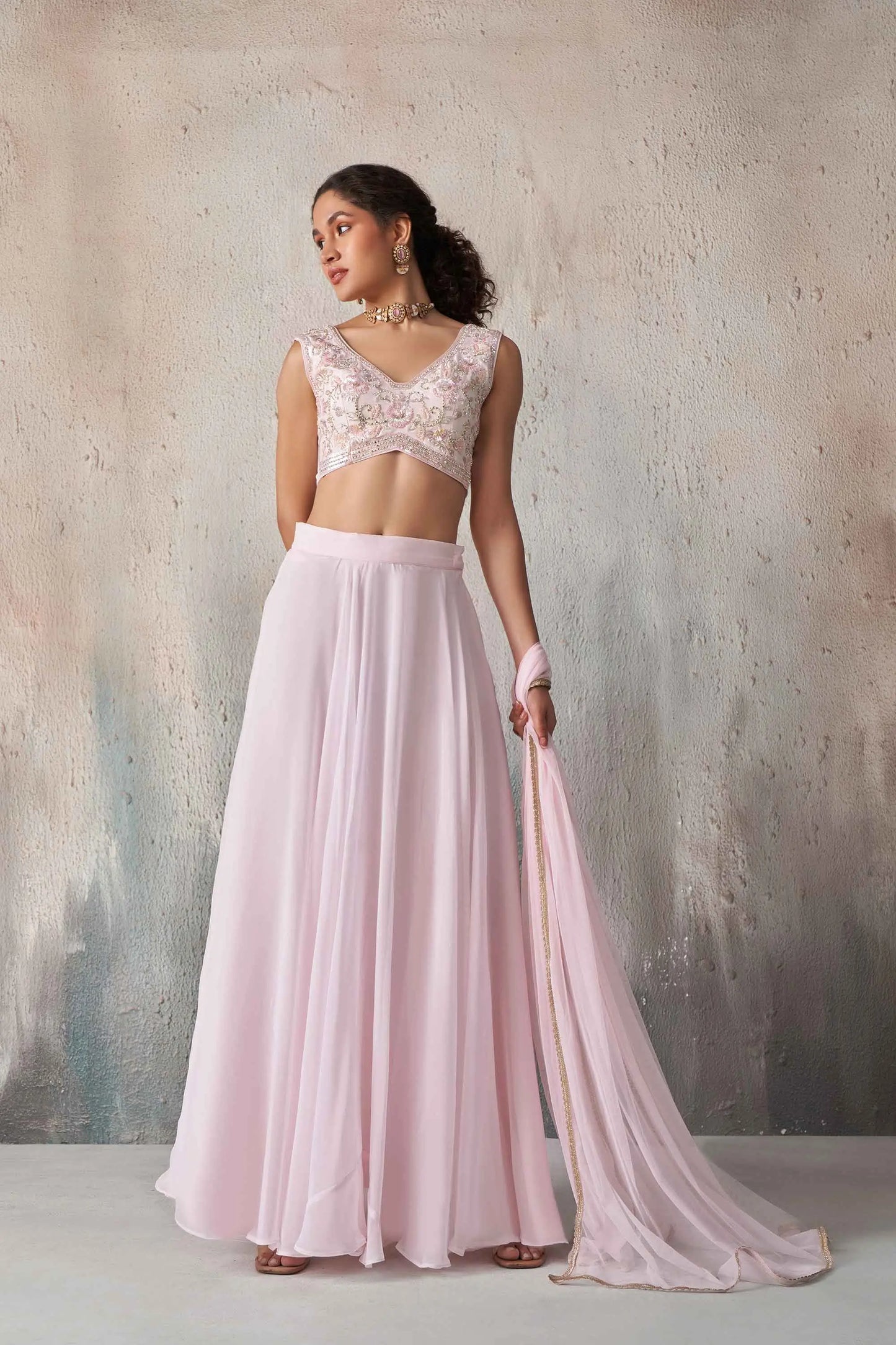 Weiches, blassrosa Georgette-Lehenga-Set im Indo-Western-Stil mit Handarbeit und Dupatta
