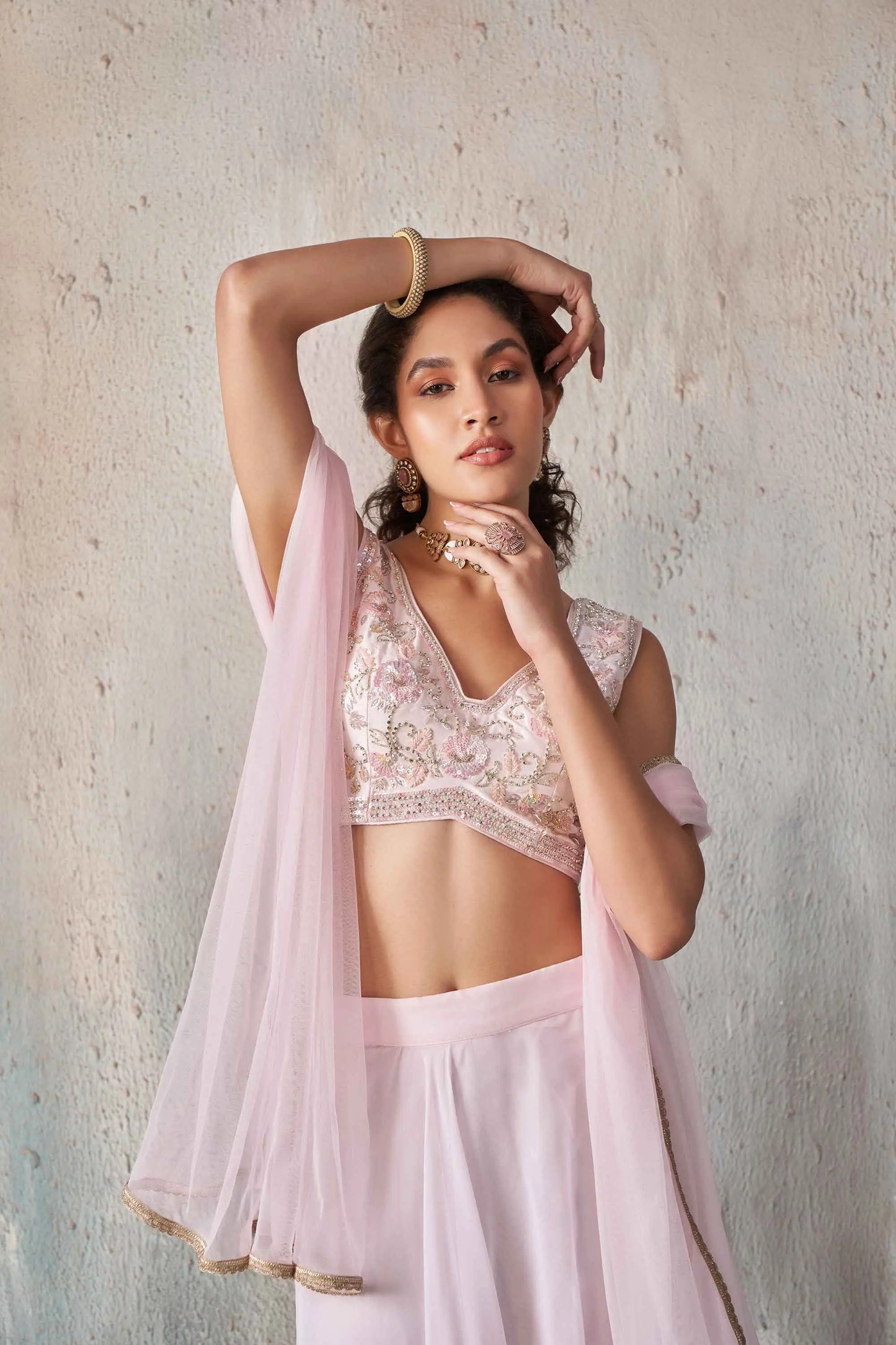 Weiches, blassrosa Georgette-Lehenga-Set im Indo-Western-Stil mit Handarbeit und Dupatta