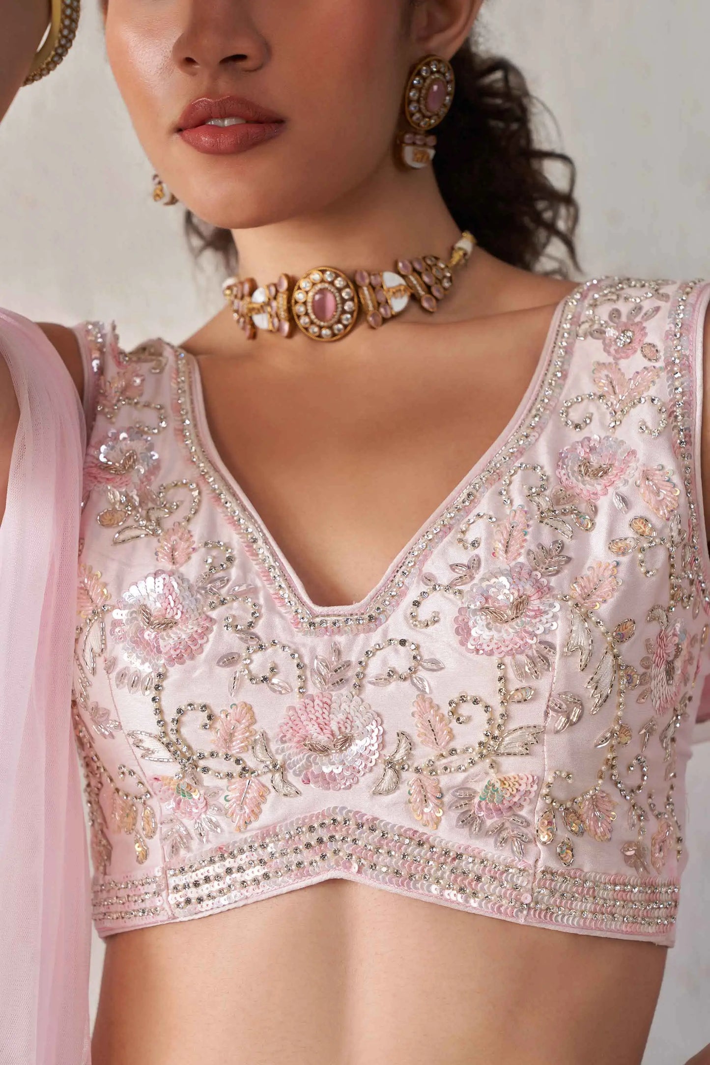 Weiches, blassrosa Georgette-Lehenga-Set im Indo-Western-Stil mit Handarbeit und Dupatta