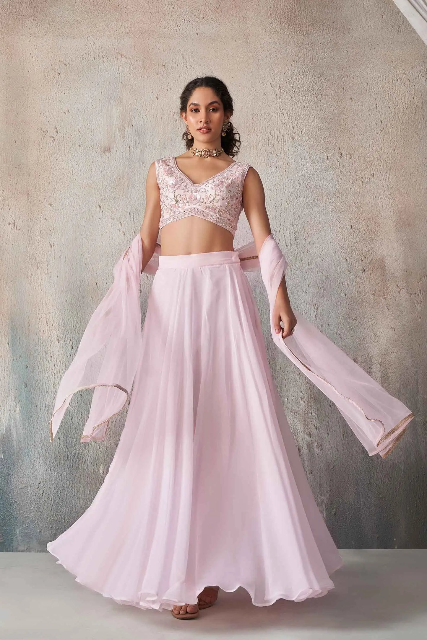 Weiches, blassrosa Georgette-Lehenga-Set im Indo-Western-Stil mit Handarbeit und Dupatta
