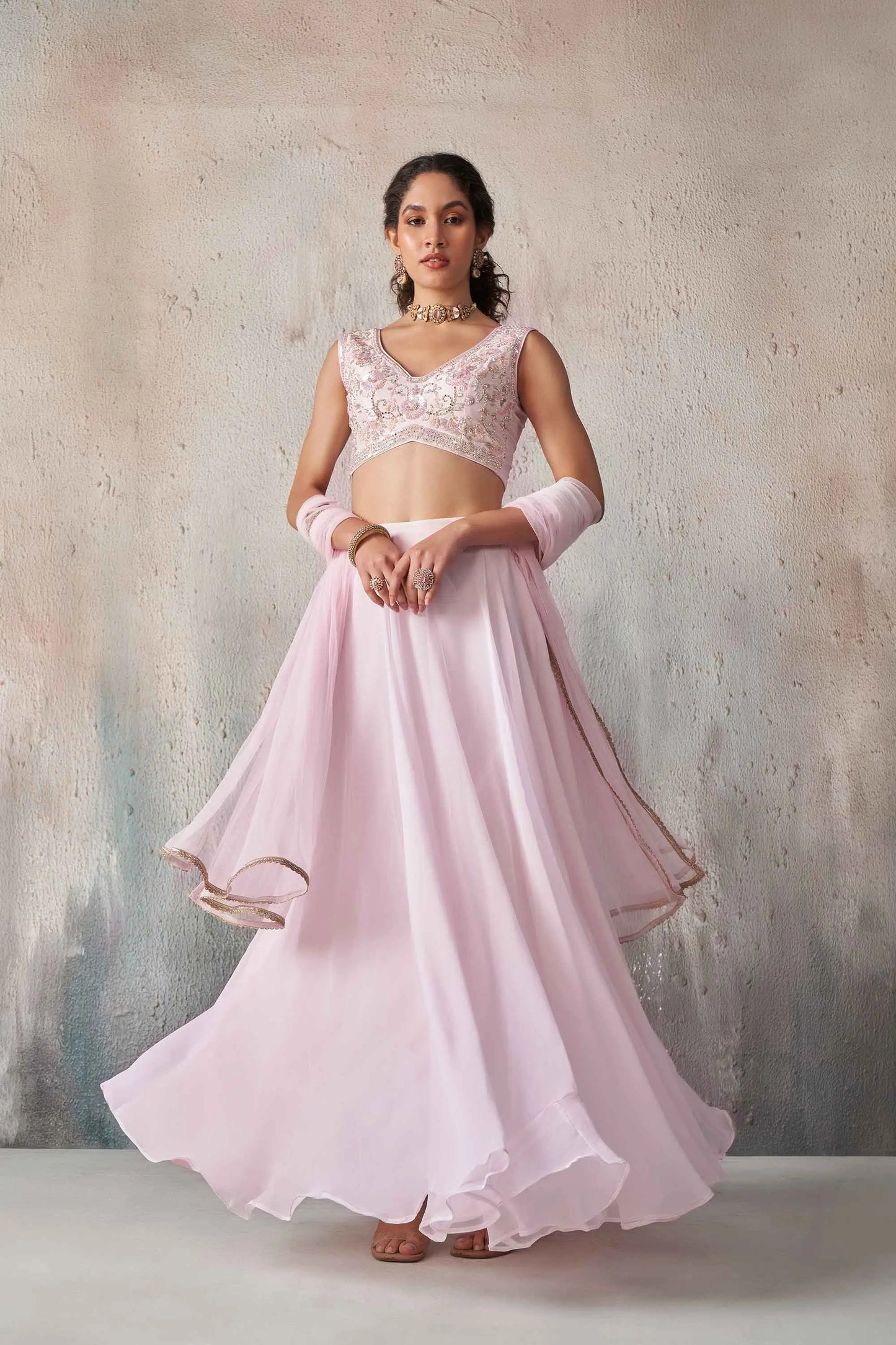 Weiches, blassrosa Georgette-Lehenga-Set im Indo-Western-Stil mit Handarbeit und Dupatta