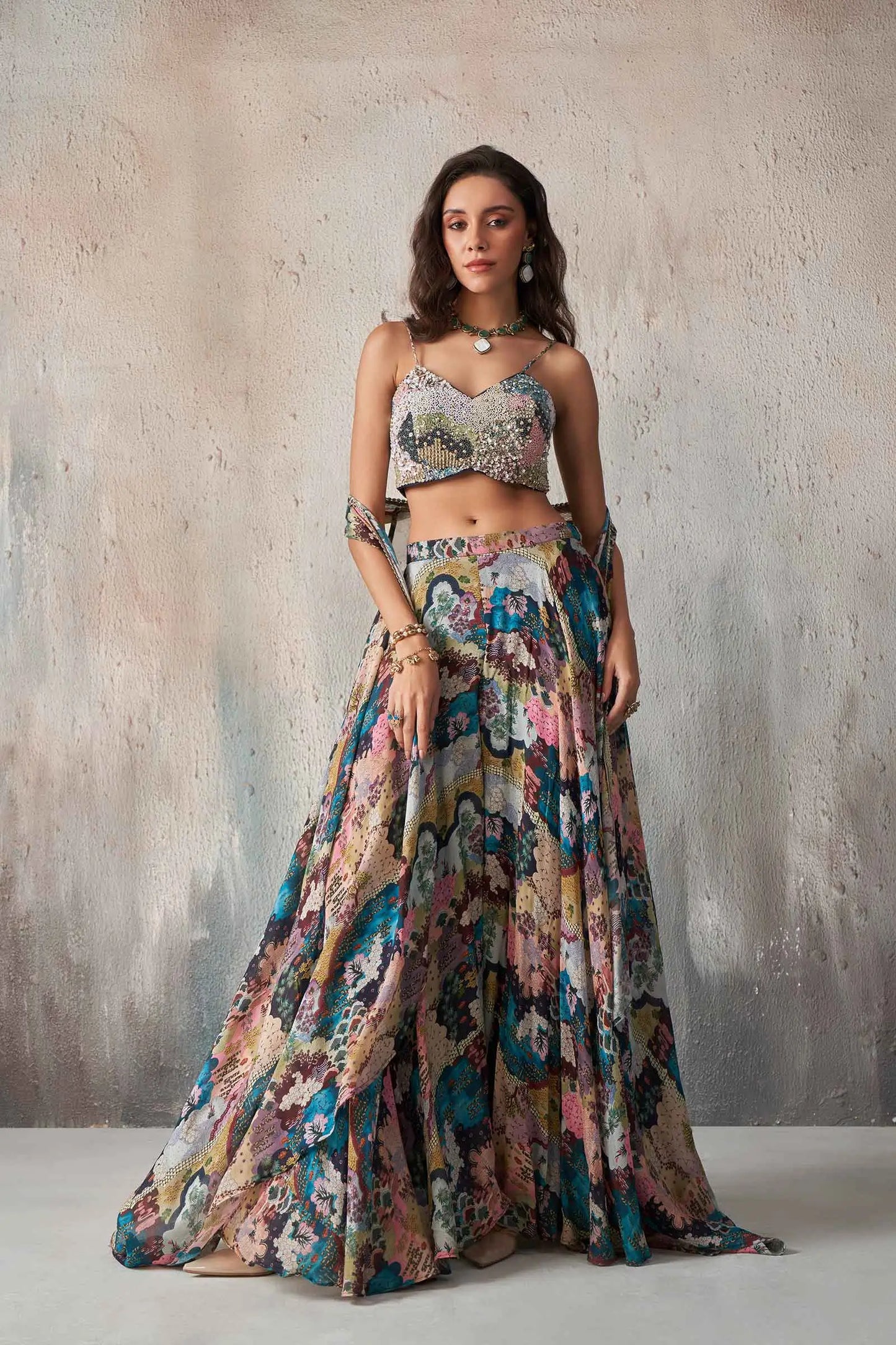 Blaues, mehrfarbig bedrucktes Indo-Western-Set mit Handstickerei und passendem langen Bolero