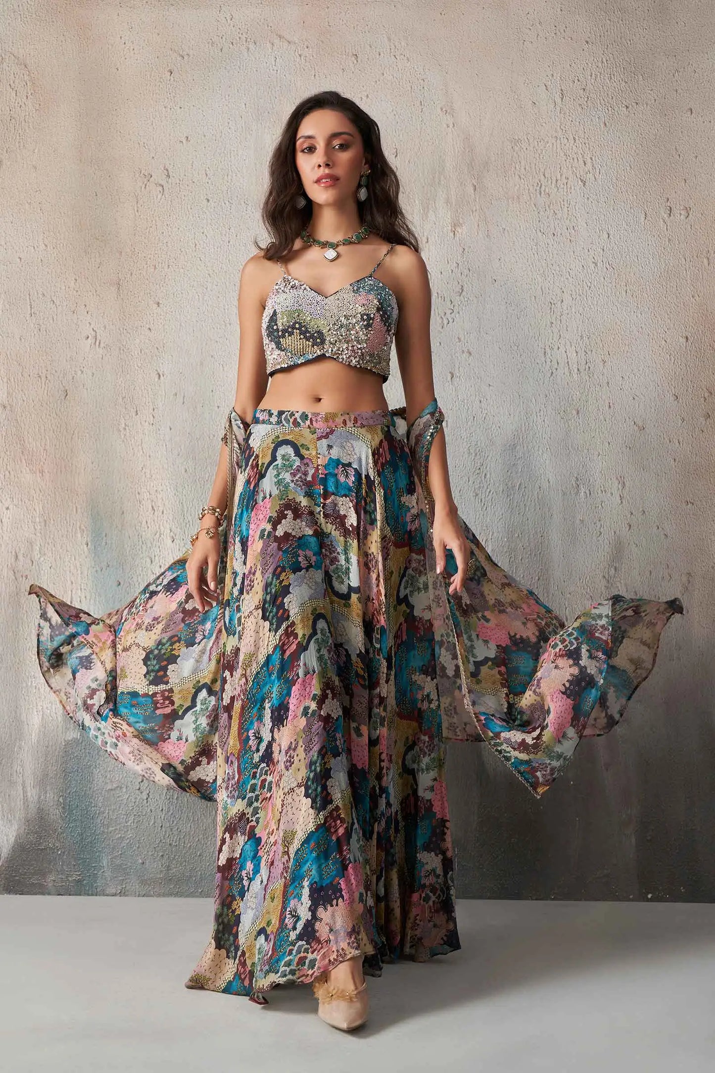 Blaues, mehrfarbig bedrucktes Indo-Western-Set mit Handstickerei und passendem langen Bolero