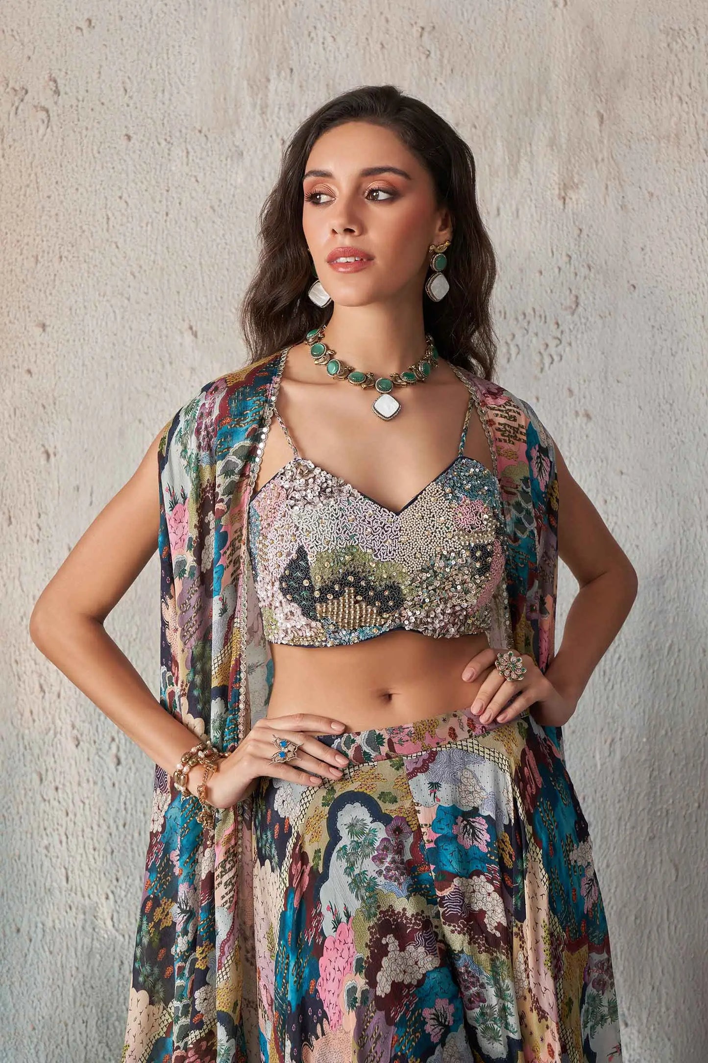 Blaues, mehrfarbig bedrucktes Indo-Western-Set mit Handstickerei und passendem langen Bolero