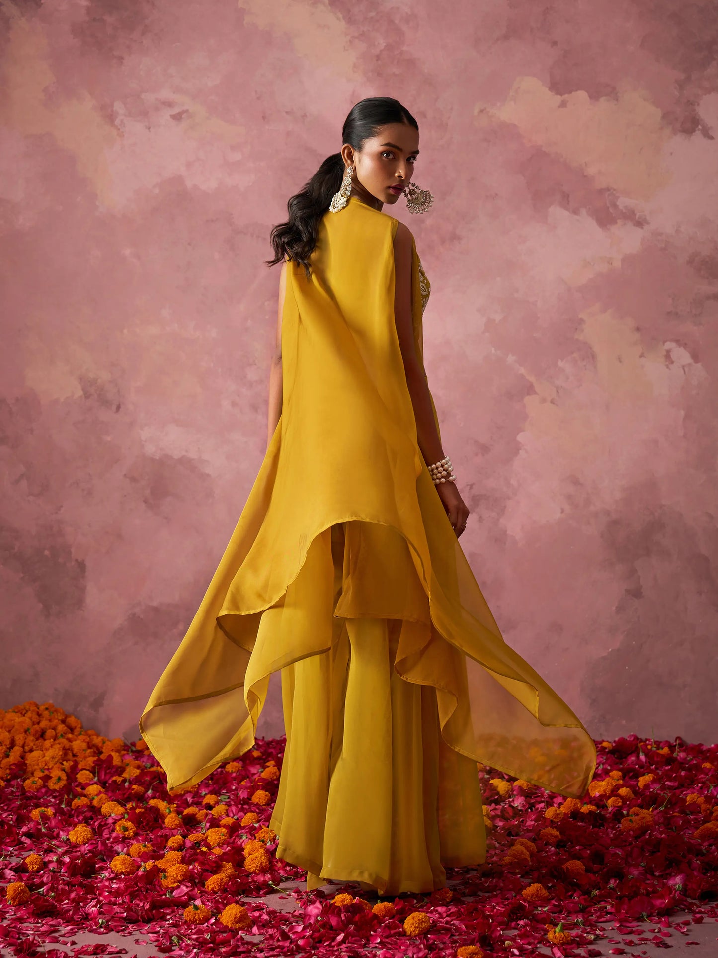 Senfgelbes Georgette-Designer-Sharara-Set im Indo-Western-Stil mit Handstickerei und passendem Shrug