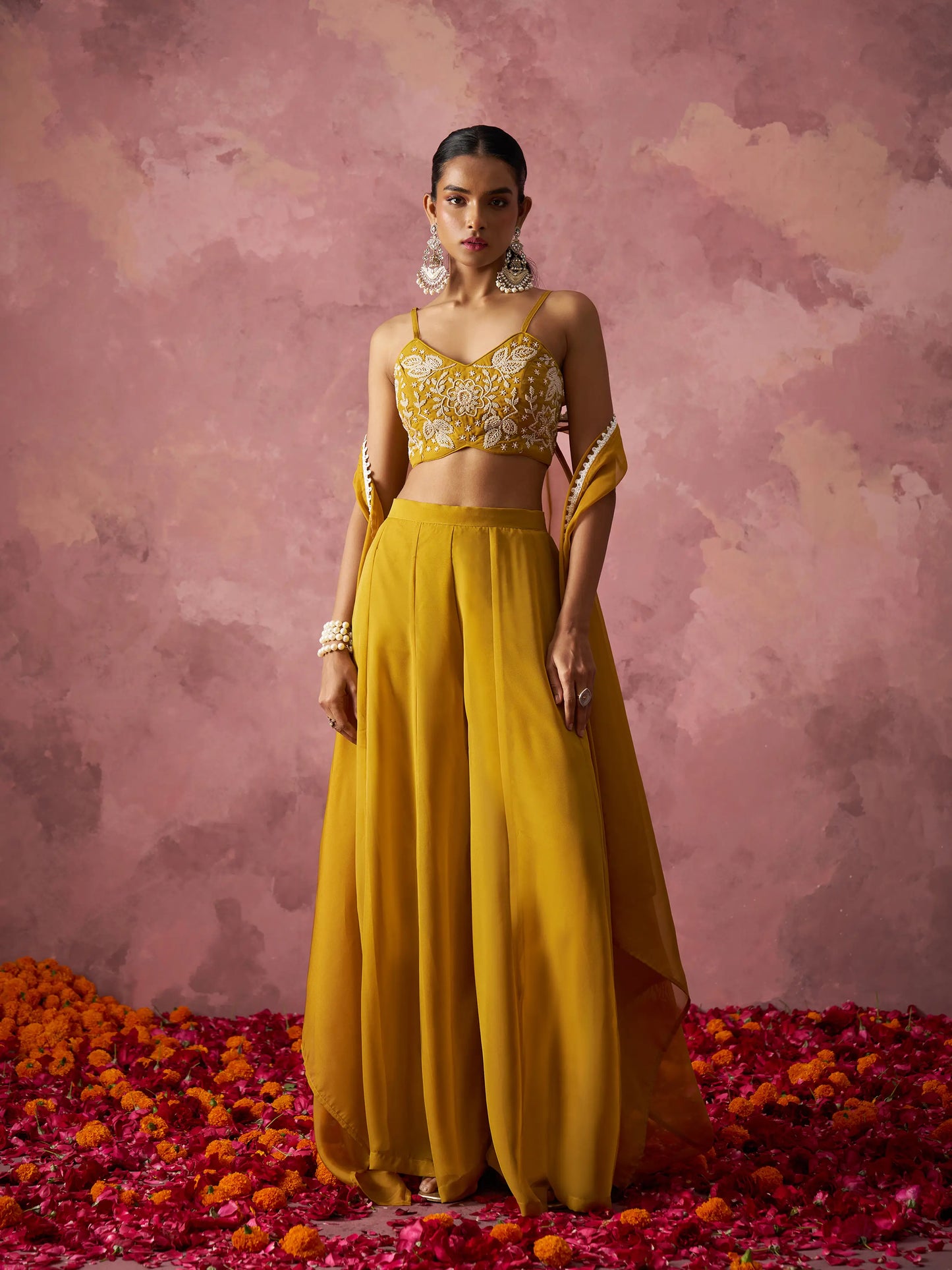 Senfgelbes Georgette-Designer-Sharara-Set im Indo-Western-Stil mit Handstickerei und passendem Shrug