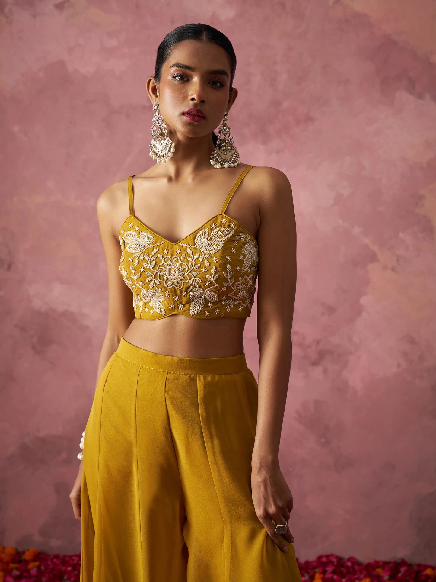 Senfgelbes Georgette-Designer-Sharara-Set im Indo-Western-Stil mit Handstickerei und passendem Shrug