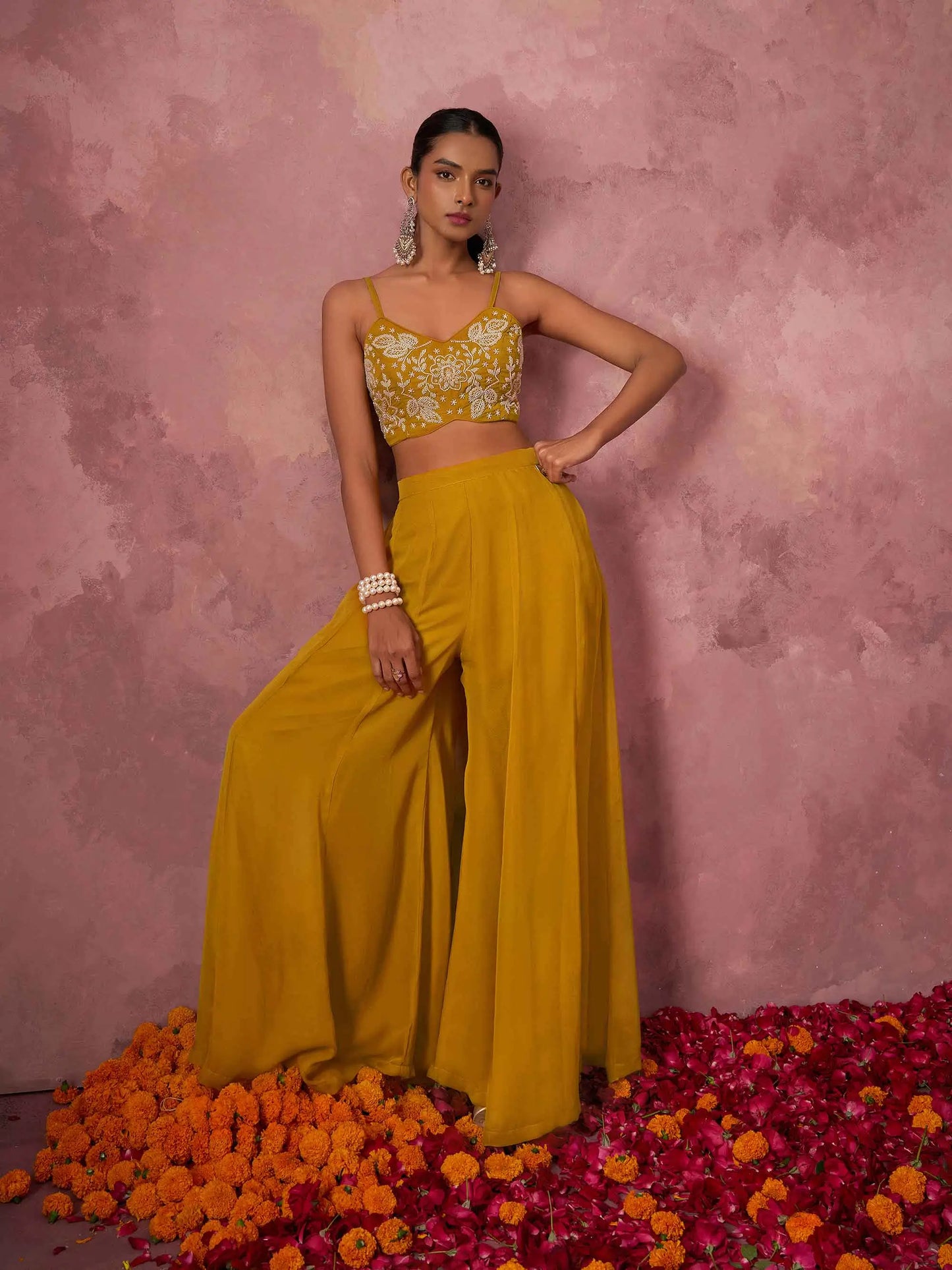 Senfgelbes Georgette-Designer-Sharara-Set im Indo-Western-Stil mit Handstickerei und passendem Shrug
