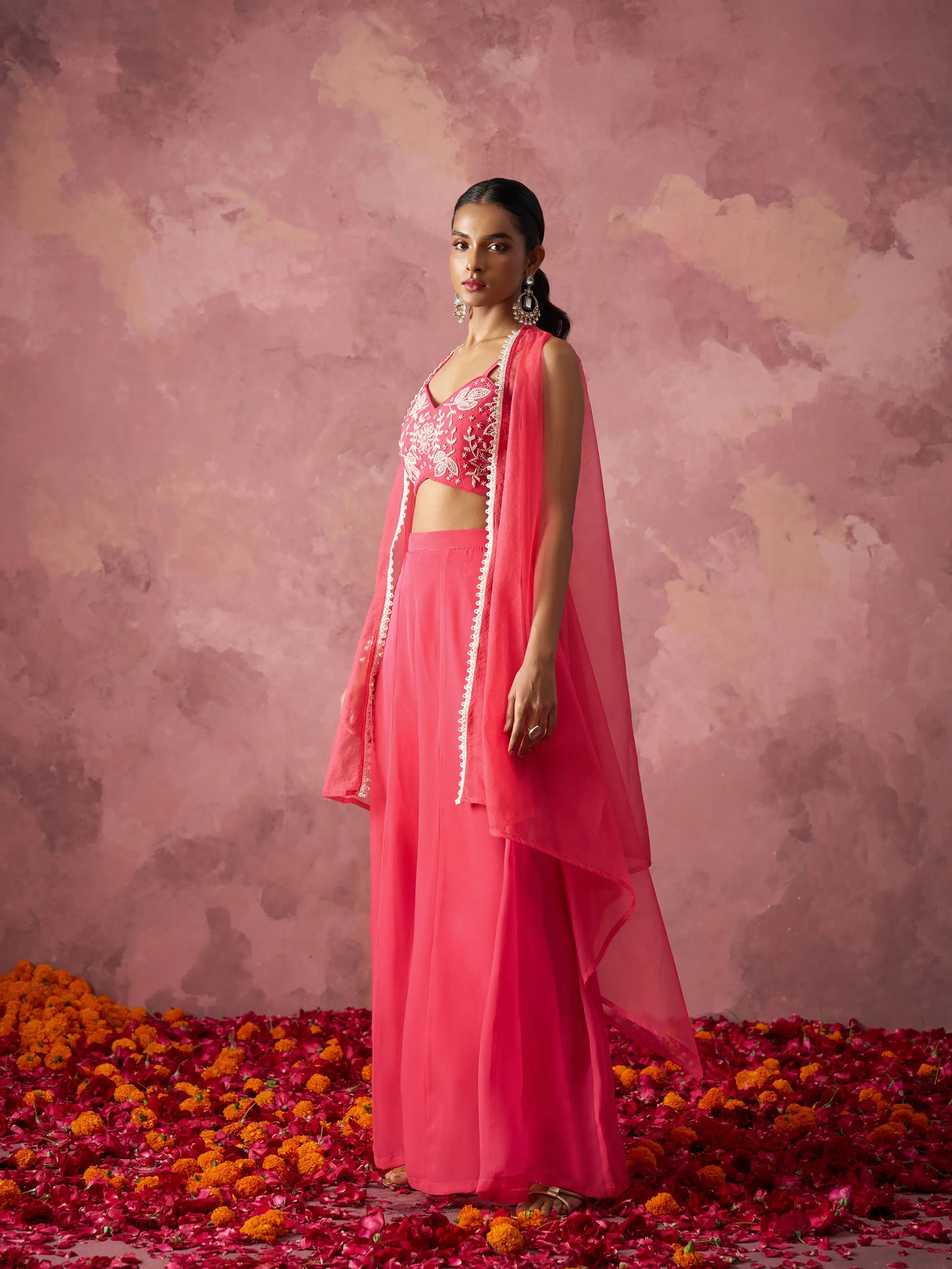 Designer-Sharara-Set im indisch-westlichen Stil aus pfirsichrosa Georgette mit Handarbeit und Shrug (passende Jacke)