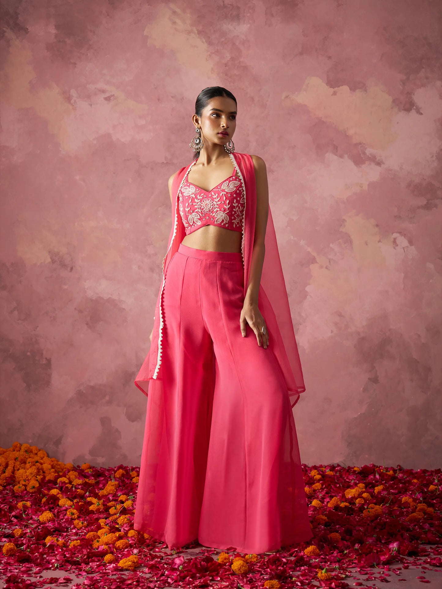 Designer-Sharara-Set im indisch-westlichen Stil aus pfirsichrosa Georgette mit Handarbeit und Shrug (passende Jacke)