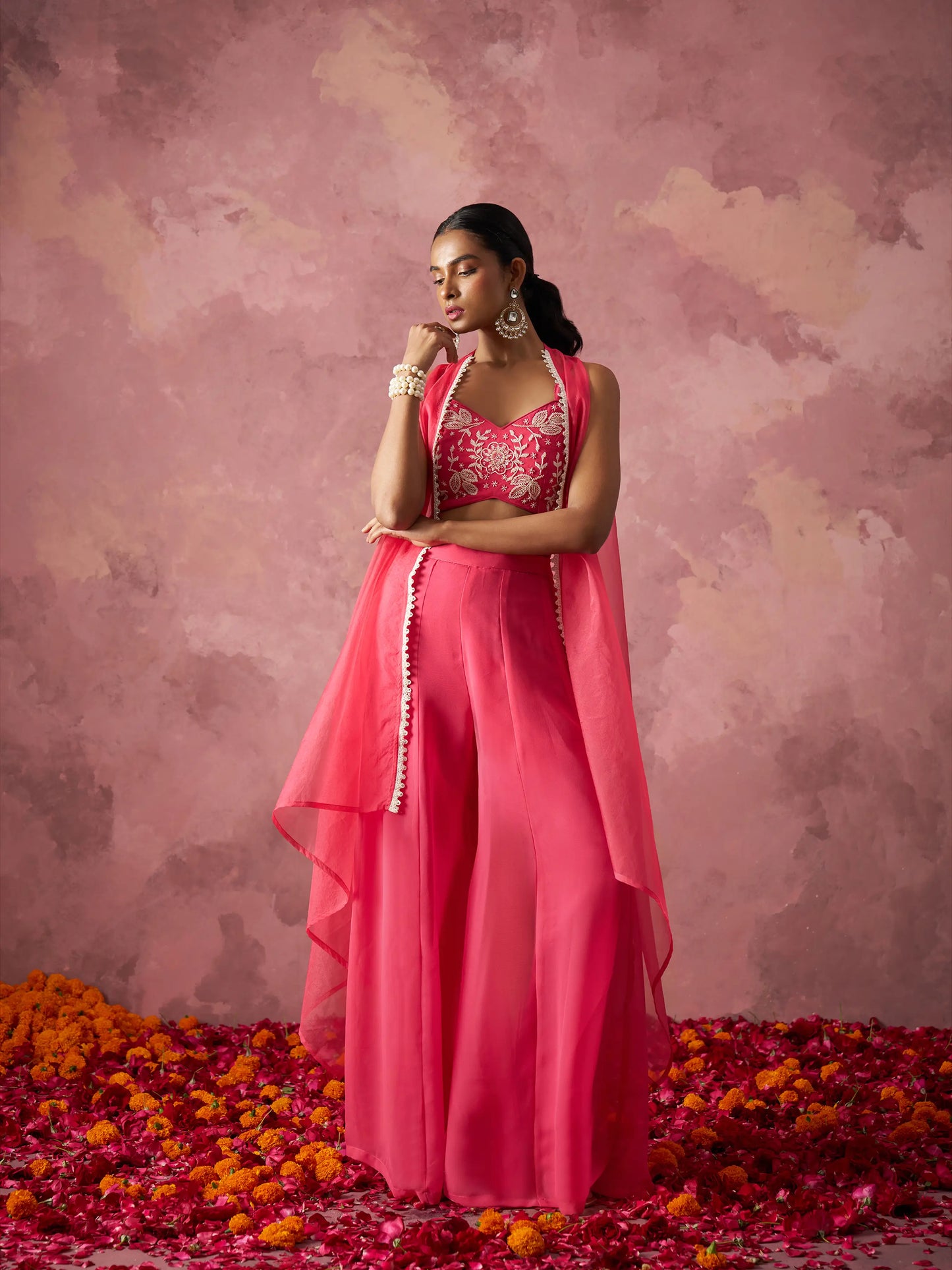 Designer-Sharara-Set im indisch-westlichen Stil aus pfirsichrosa Georgette mit Handarbeit und Shrug (passende Jacke)