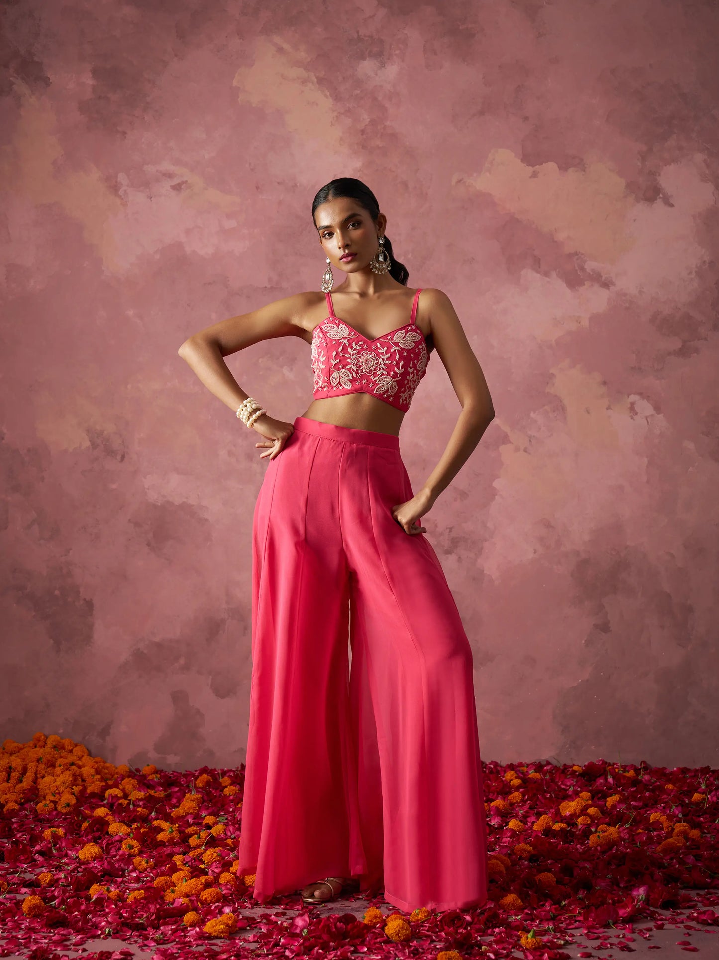 Designer-Sharara-Set im indisch-westlichen Stil aus pfirsichrosa Georgette mit Handarbeit und Shrug (passende Jacke)
