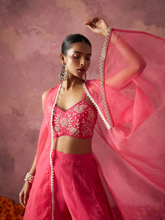 Ensemble Sharara Indo-Occidental Designer en georgette rose pêche avec travail fait main et shrug (veste assortie)
