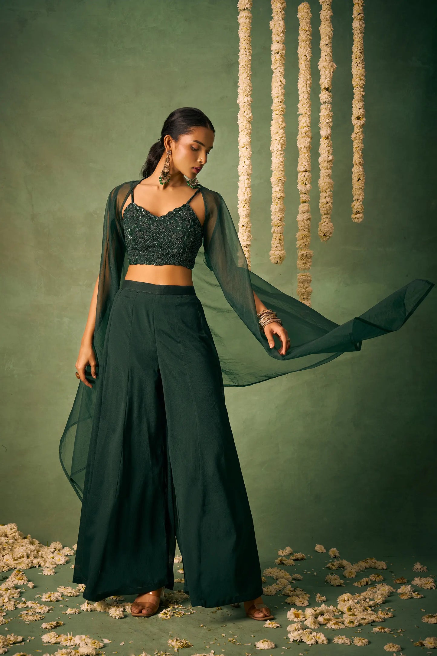 Dunkelgrünes indo-westliches Ensemble mit Bluse und Khatli-Stickerei, dazu eine Sharara und ein Umhang