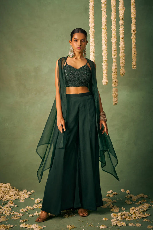 Ensemble Indo-Occidental vert foncé avec blouse et broderie Khatli, accompagné d’un Sharara et d’une cape