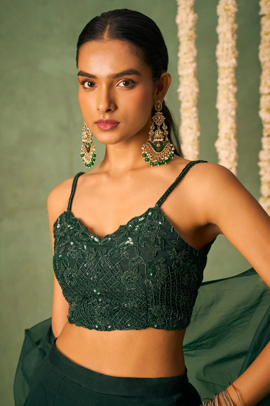 Ensemble Indo-Occidental vert foncé avec blouse et broderie Khatli, accompagné d’un Sharara et d’une cape