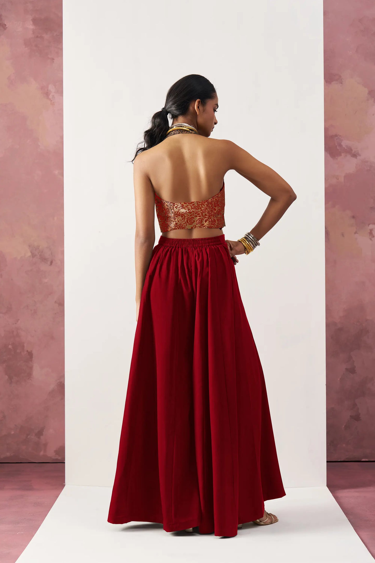 Indo-Western-Set mit burgunderroter Jacquardweste und Palazzo