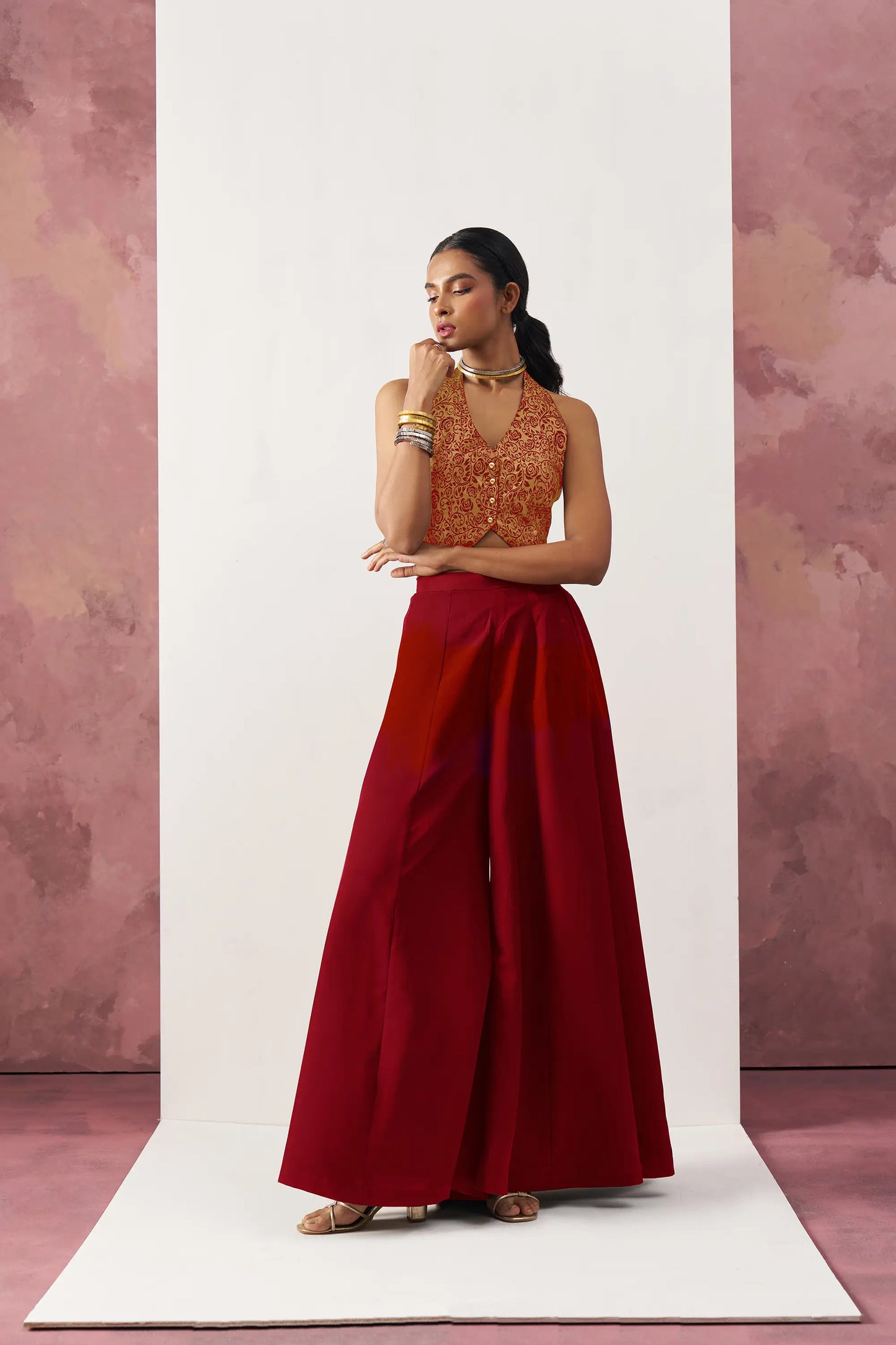 Indo-Western-Set mit burgunderroter Jacquardweste und Palazzo
